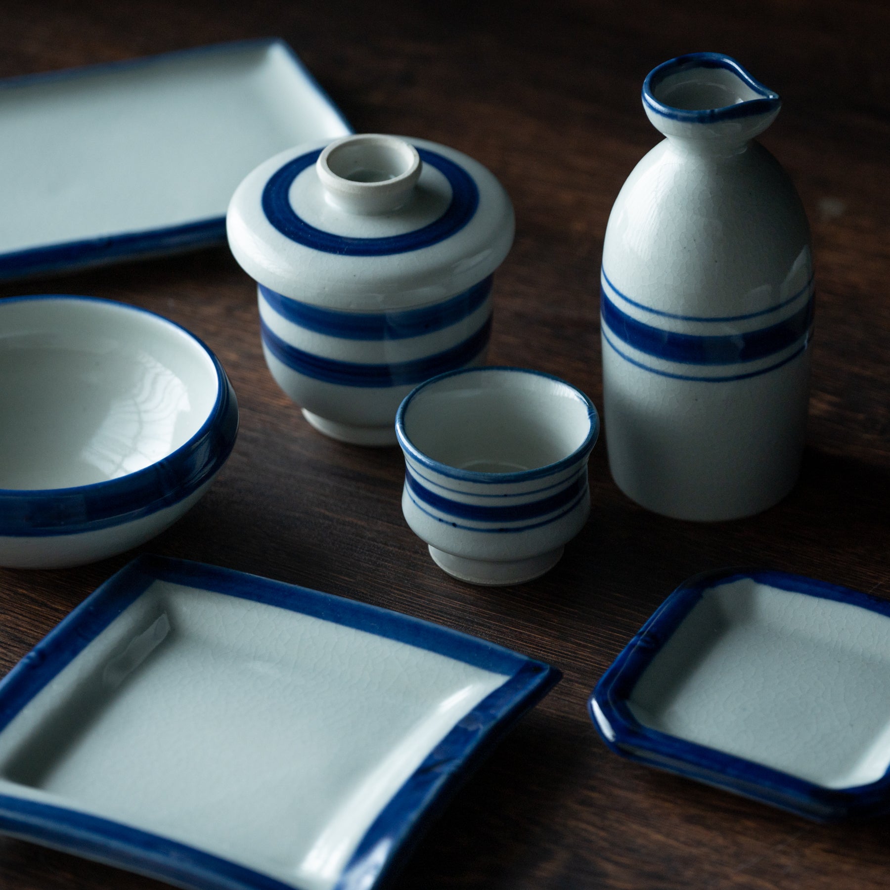 Guinomi-Sake-Becher mit blauem Pinselrand