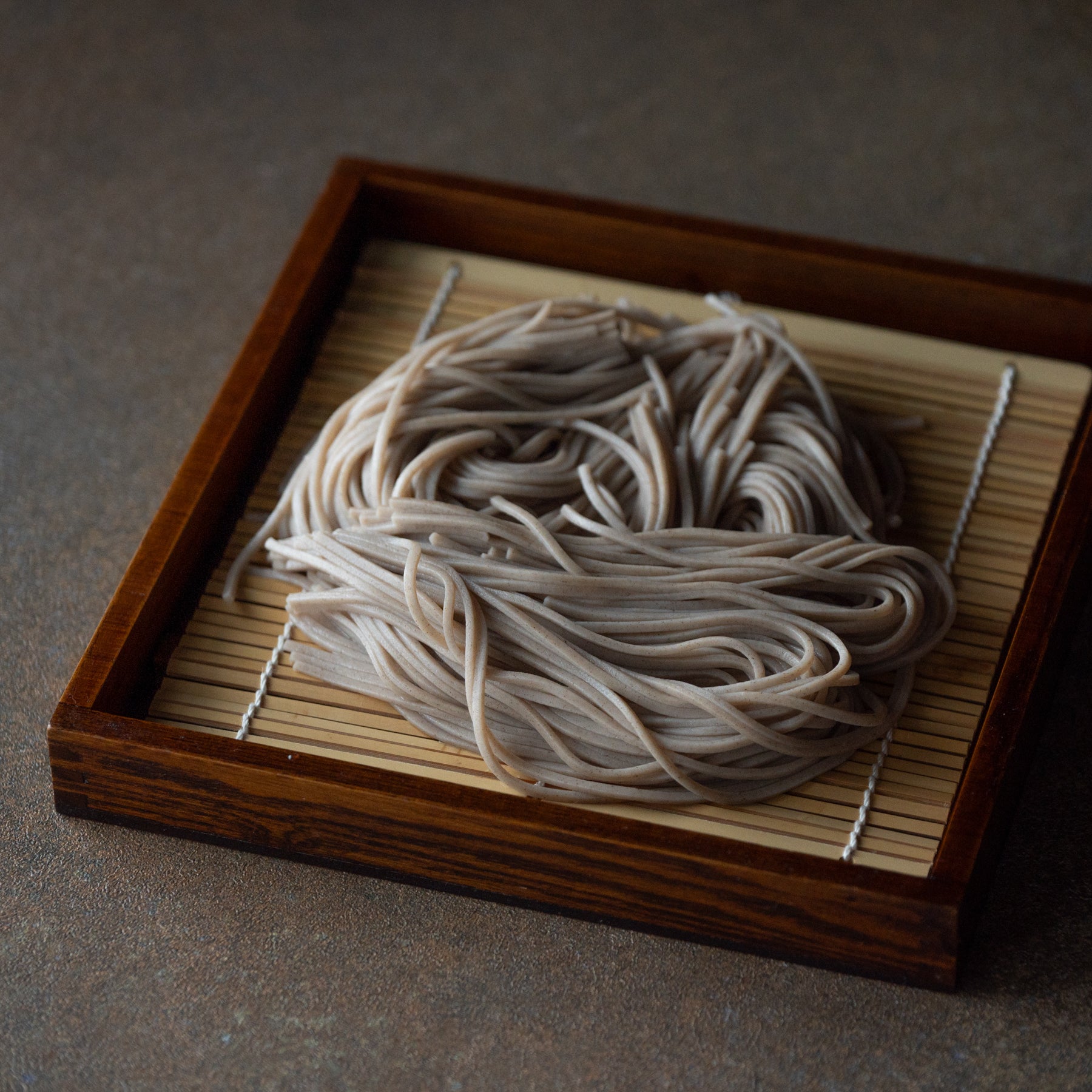 Plateau japonais carré à rebord haut pour soba