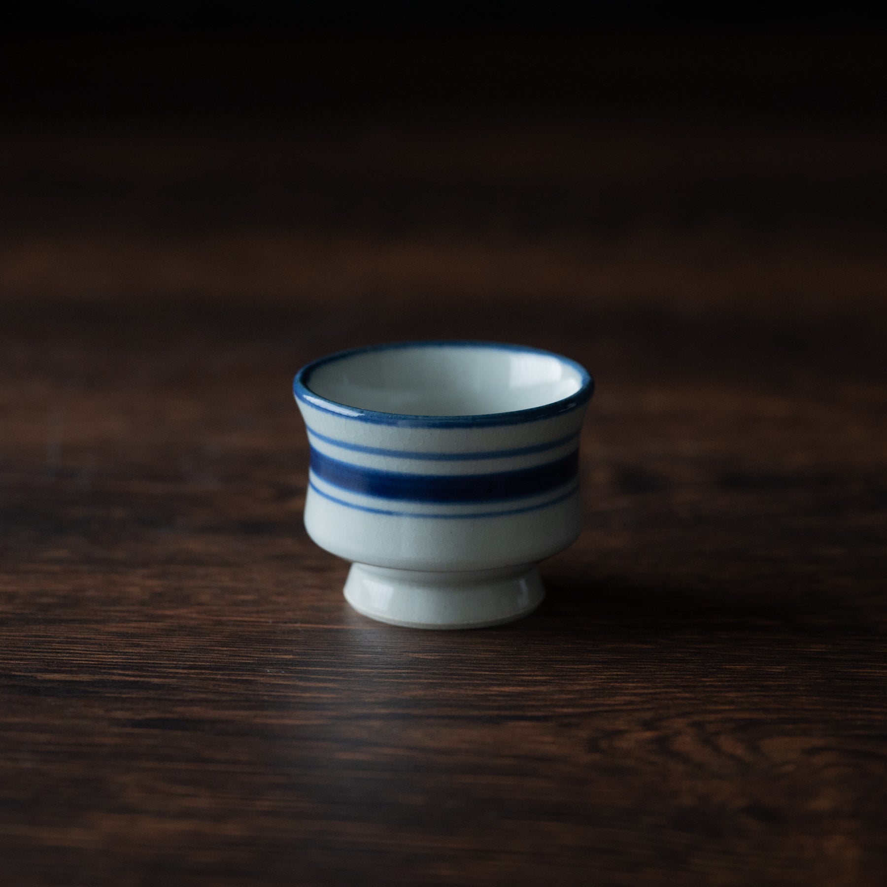Coupe à saké Guinomi à bordure bleue au pinceau
