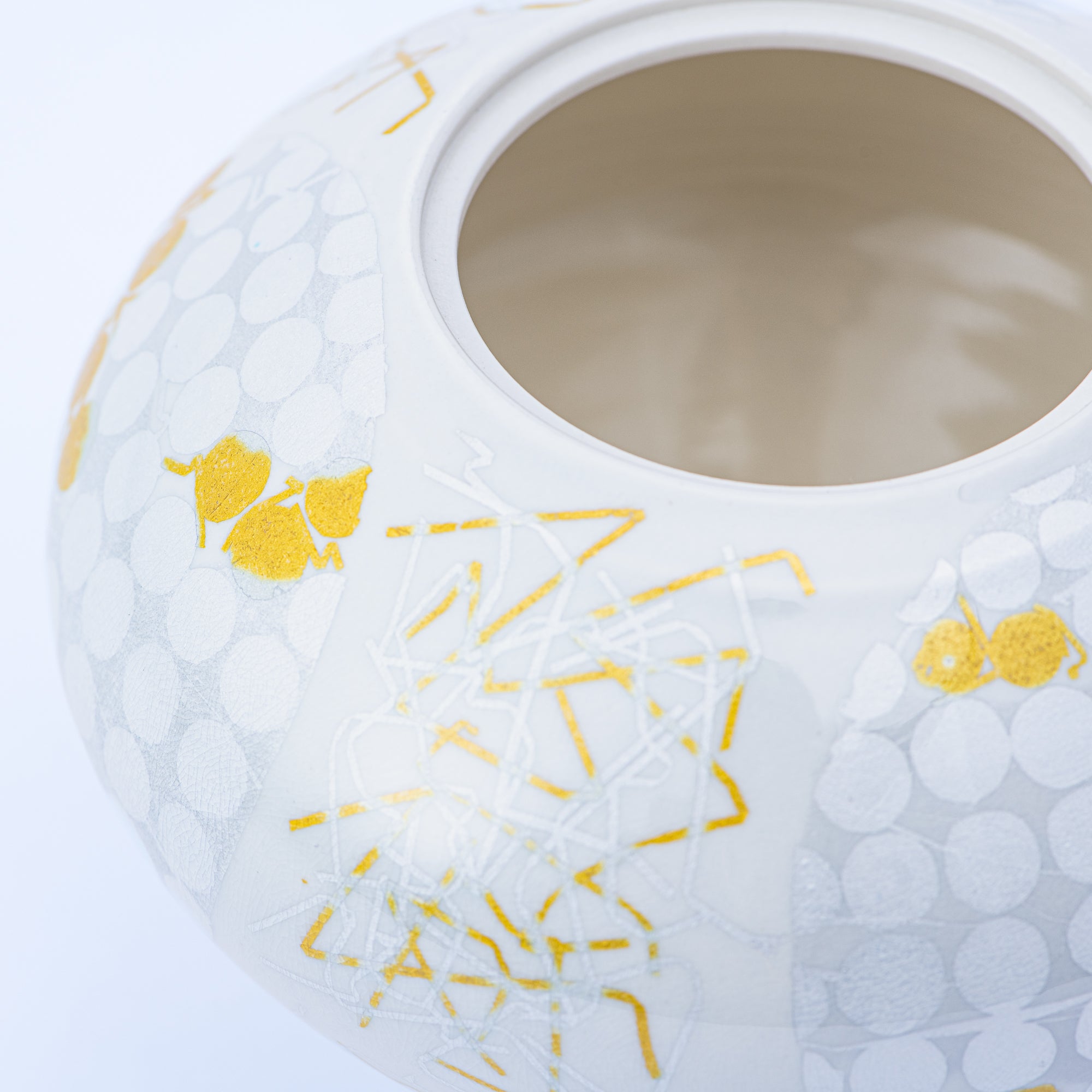 Yuri-Ginsai White Silver Circular Pattern Lidded Vase