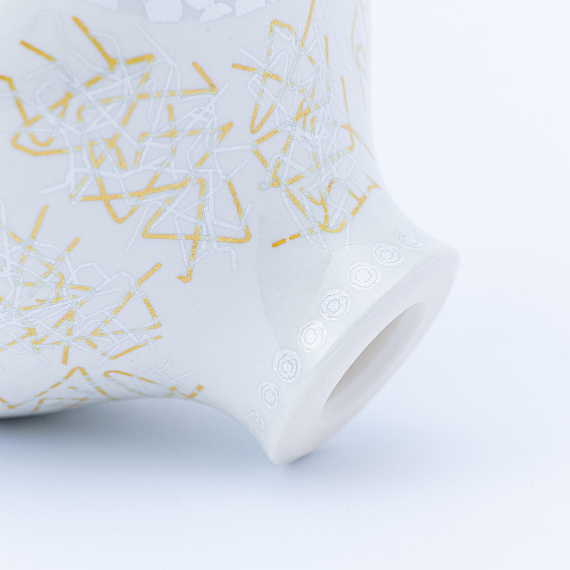 Yuri-Ginsai White Silver Circular Pattern Lidded Vase