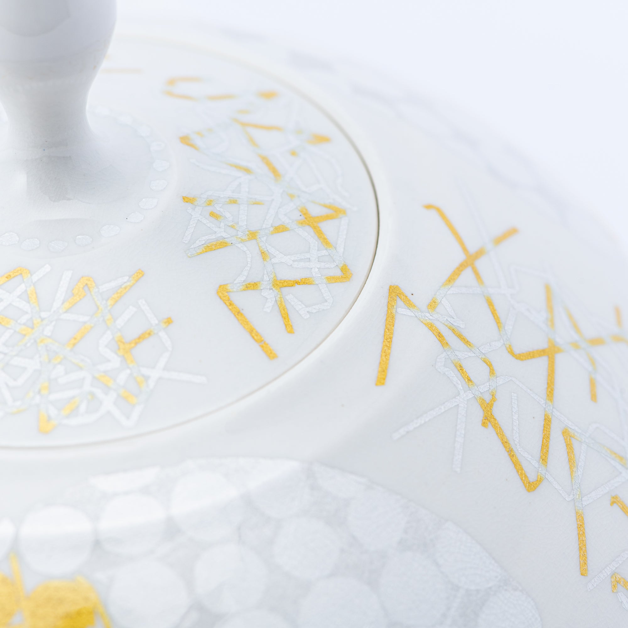 Yuri-Ginsai White Silver Circular Pattern Lidded Vase