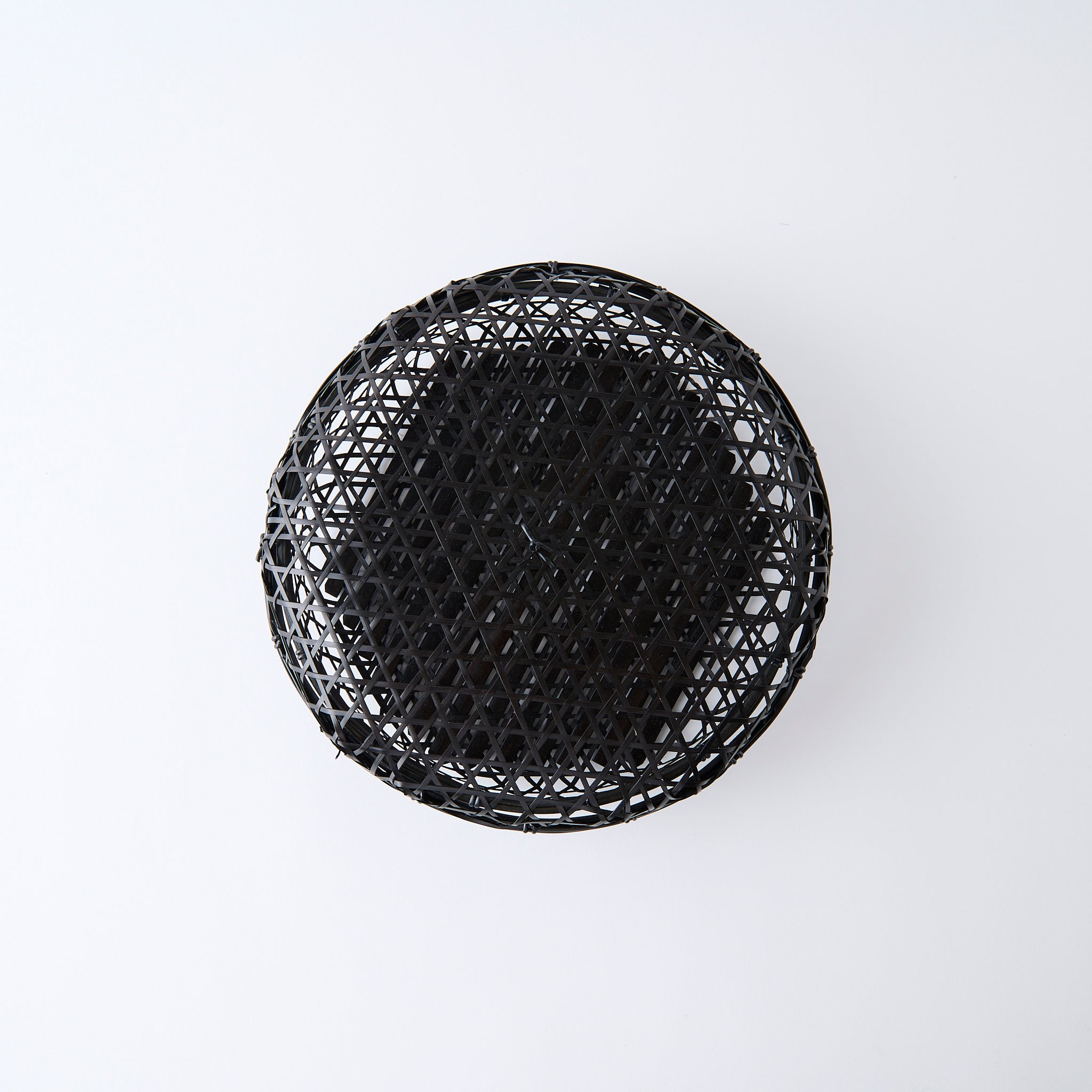 Cesta de bambú negra con tapa y tejido hexagonal