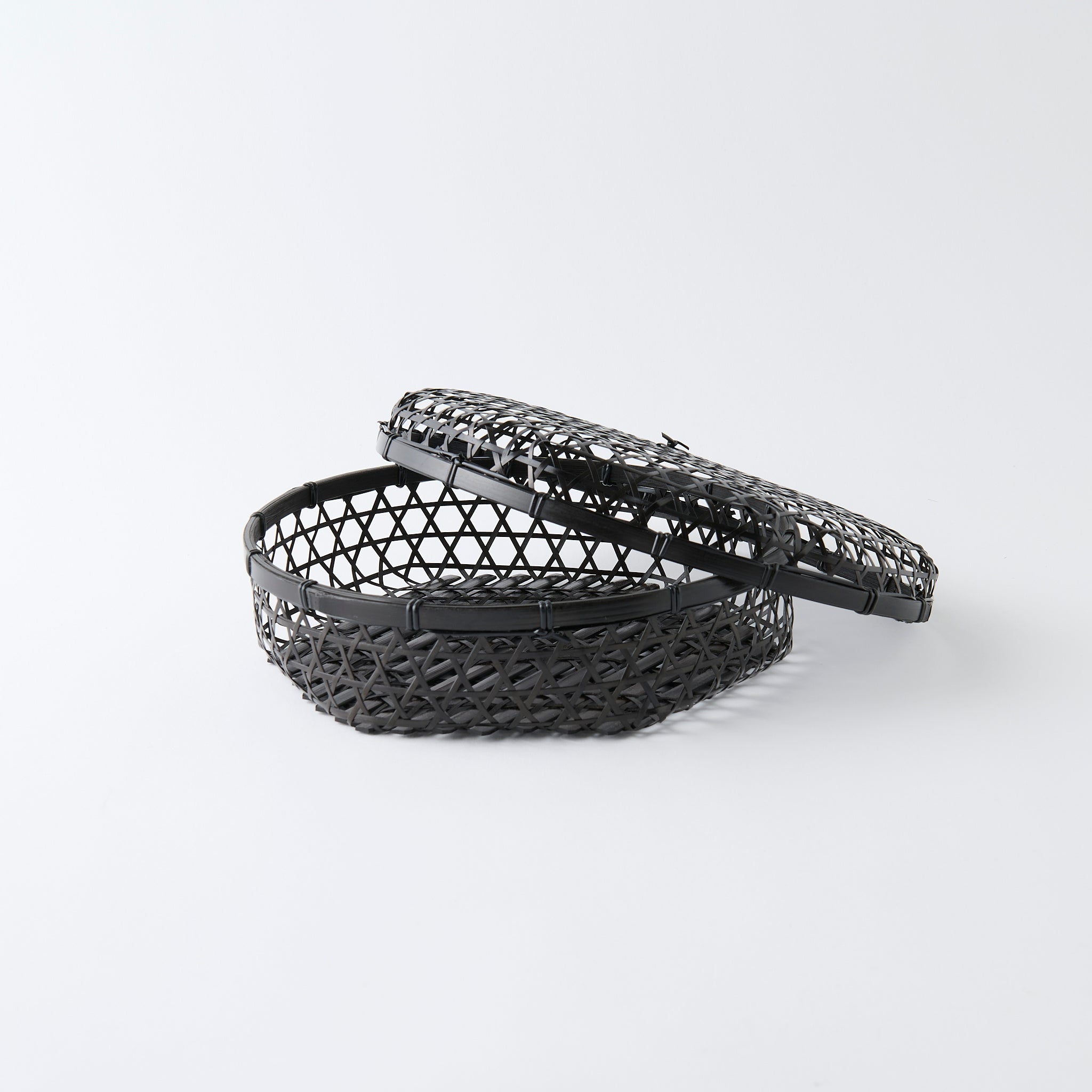 Cesta de bambú negra con tapa y tejido hexagonal