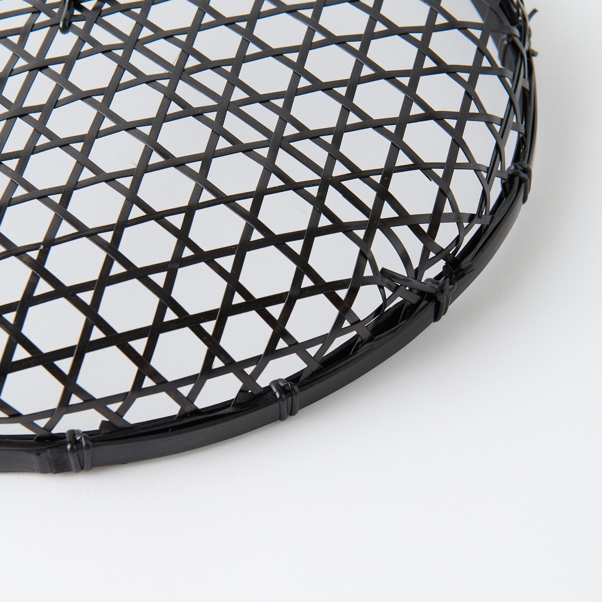 Cesta de bambú negra con tapa y tejido hexagonal