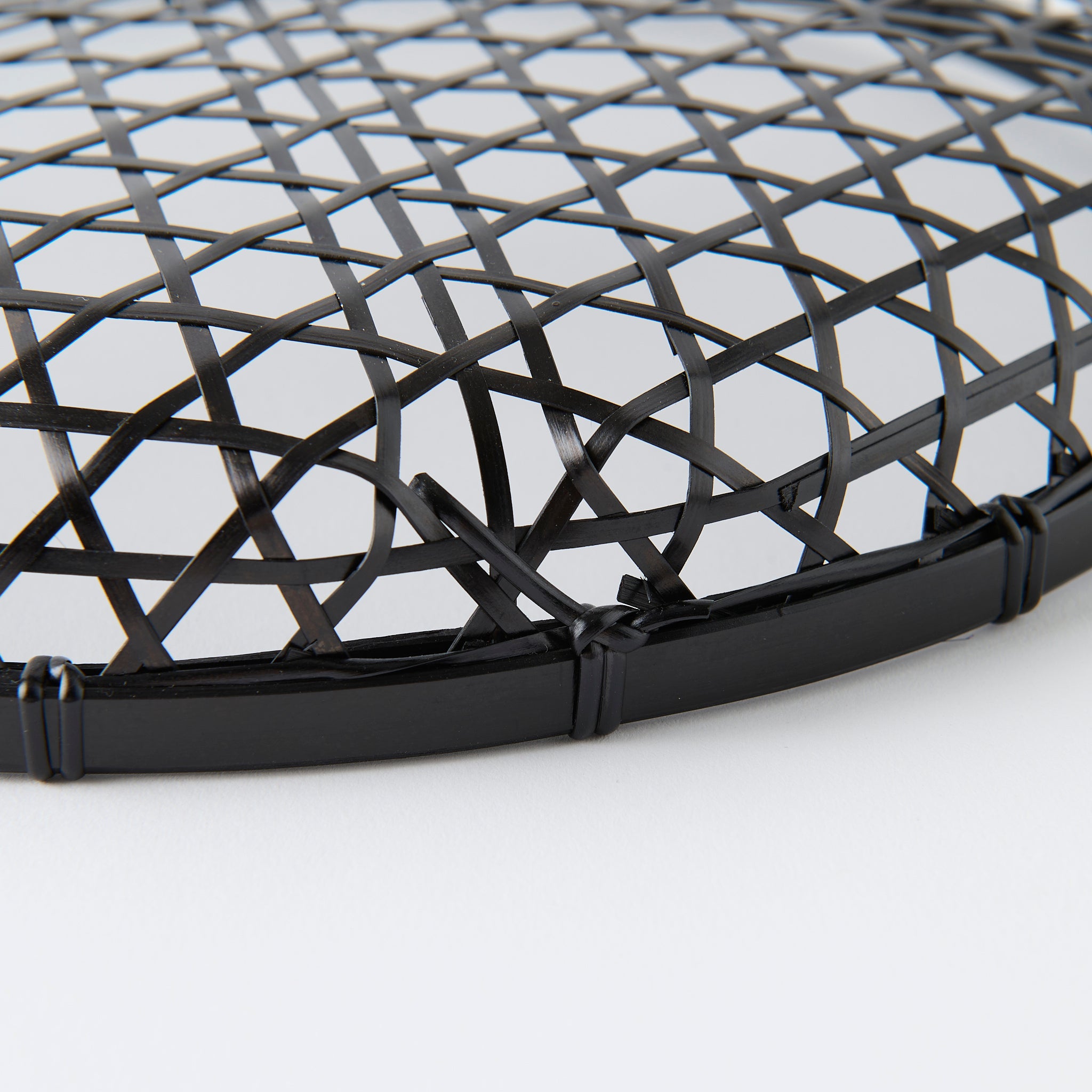 Cesta de bambú negra con tapa y tejido hexagonal