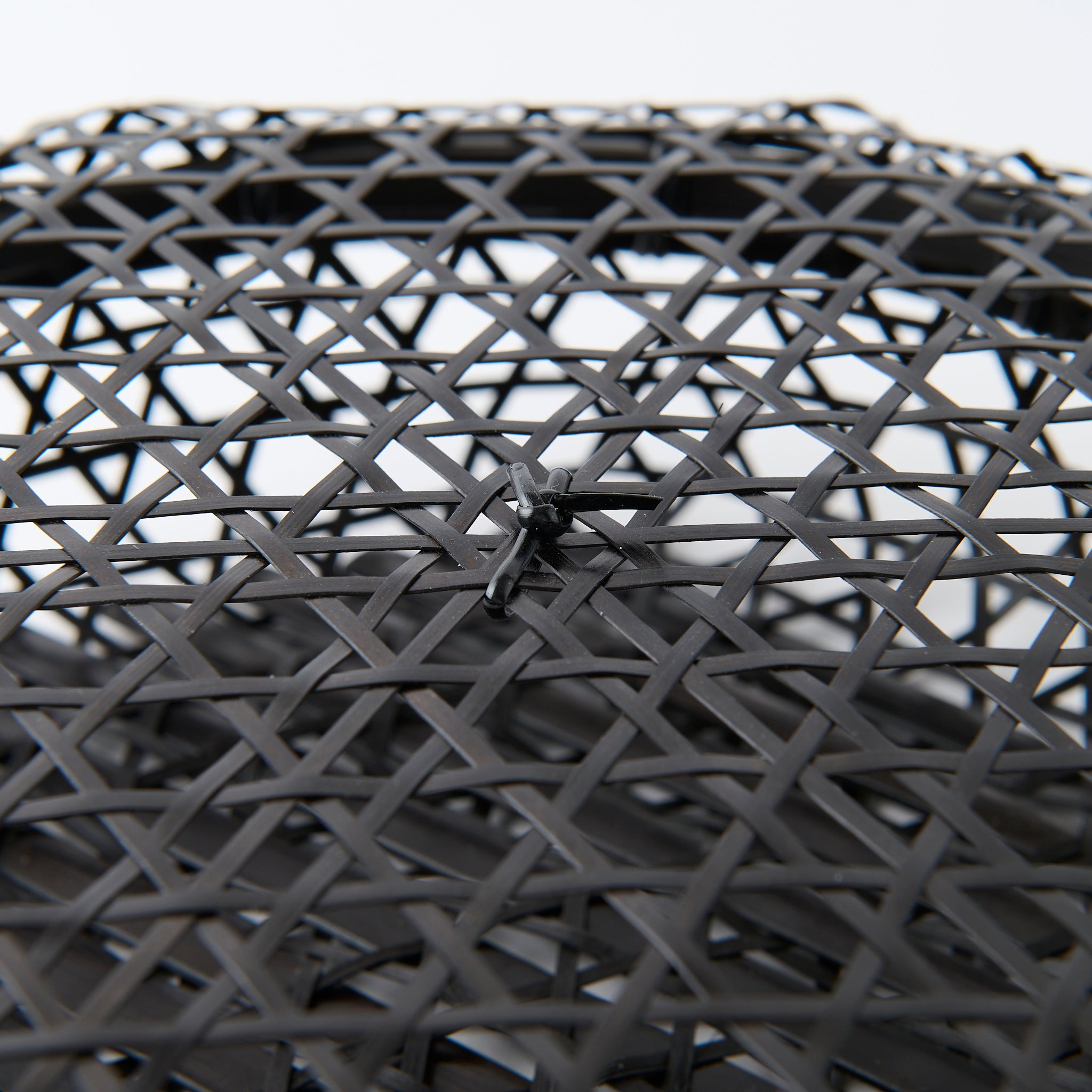 Cesta de bambú negra con tapa y tejido hexagonal