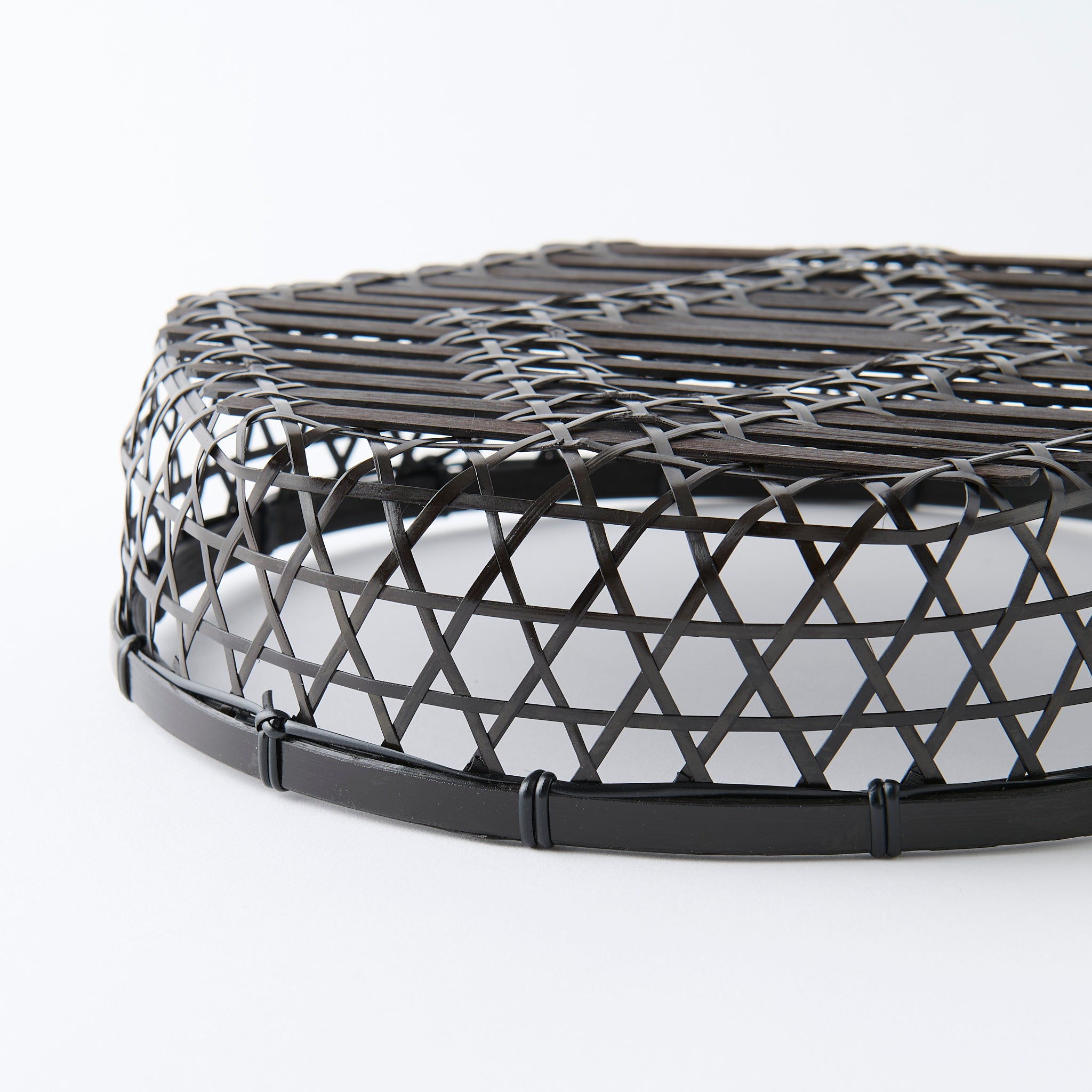 Cesta de bambú negra con tapa y tejido hexagonal