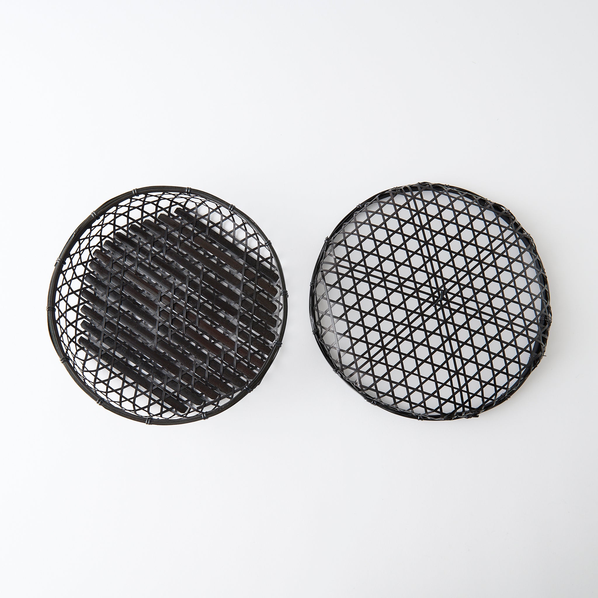 Cesta de bambú negra con tapa y tejido hexagonal