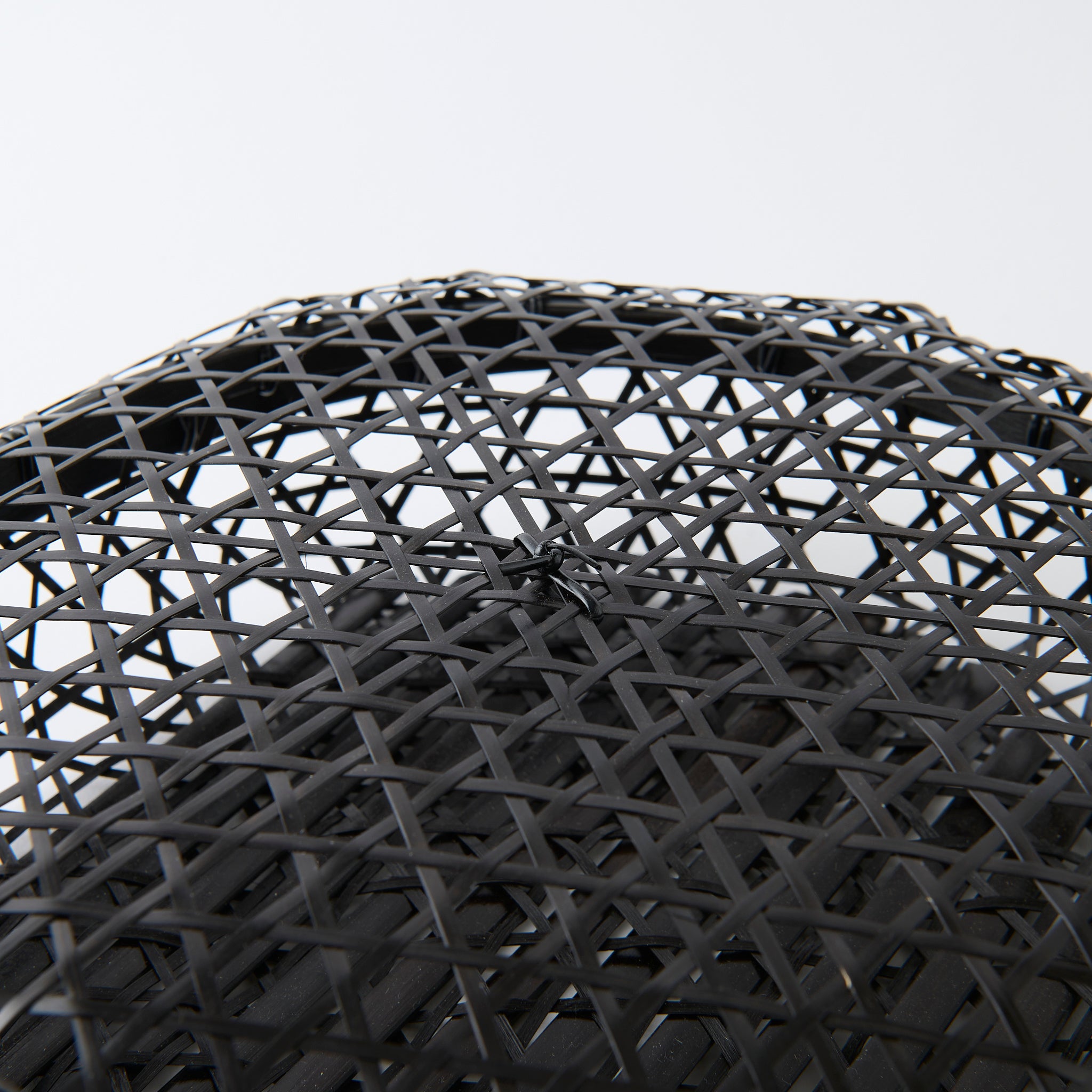 Cesta de bambú negra con tapa y tejido hexagonal