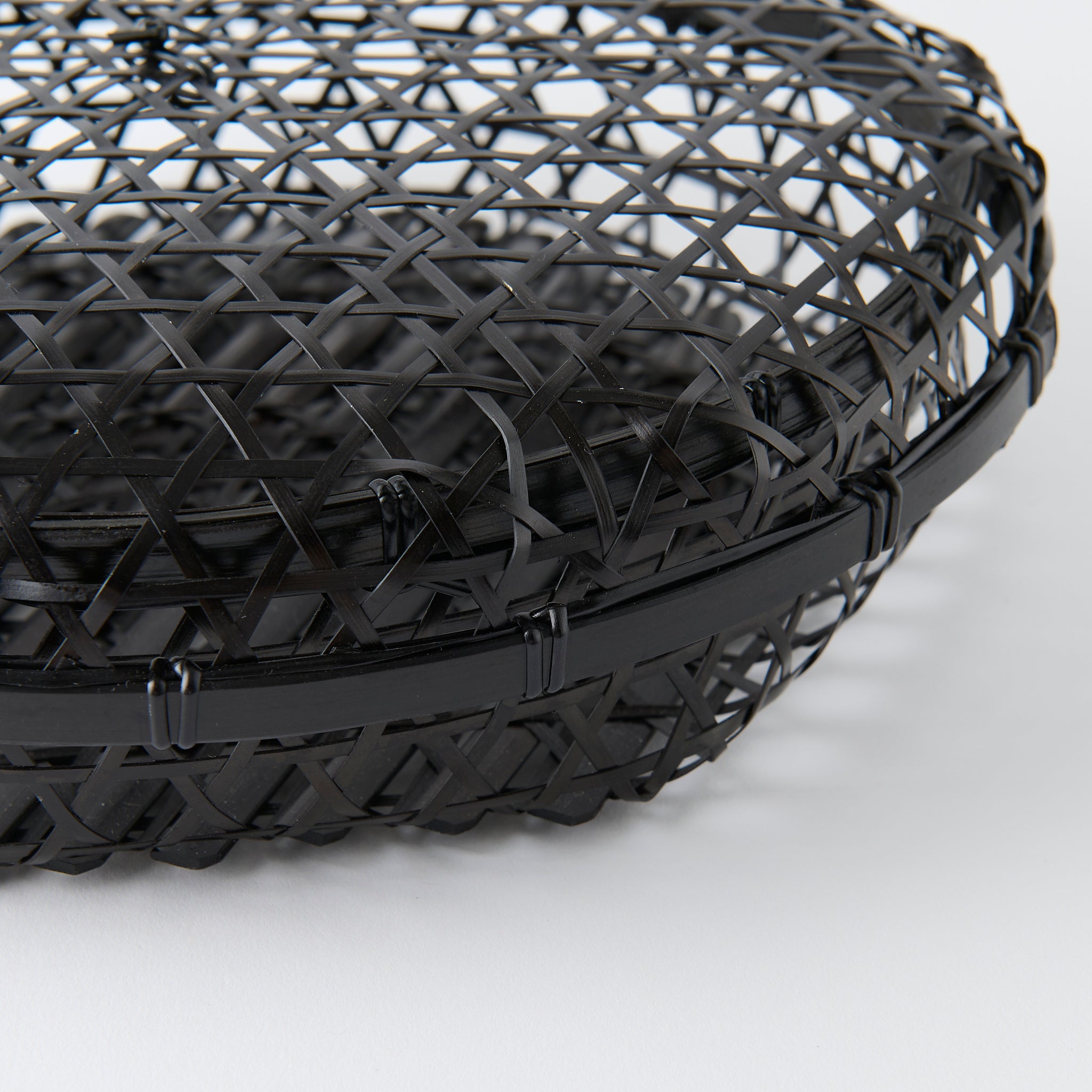 Cesta de bambú negra con tapa y tejido hexagonal