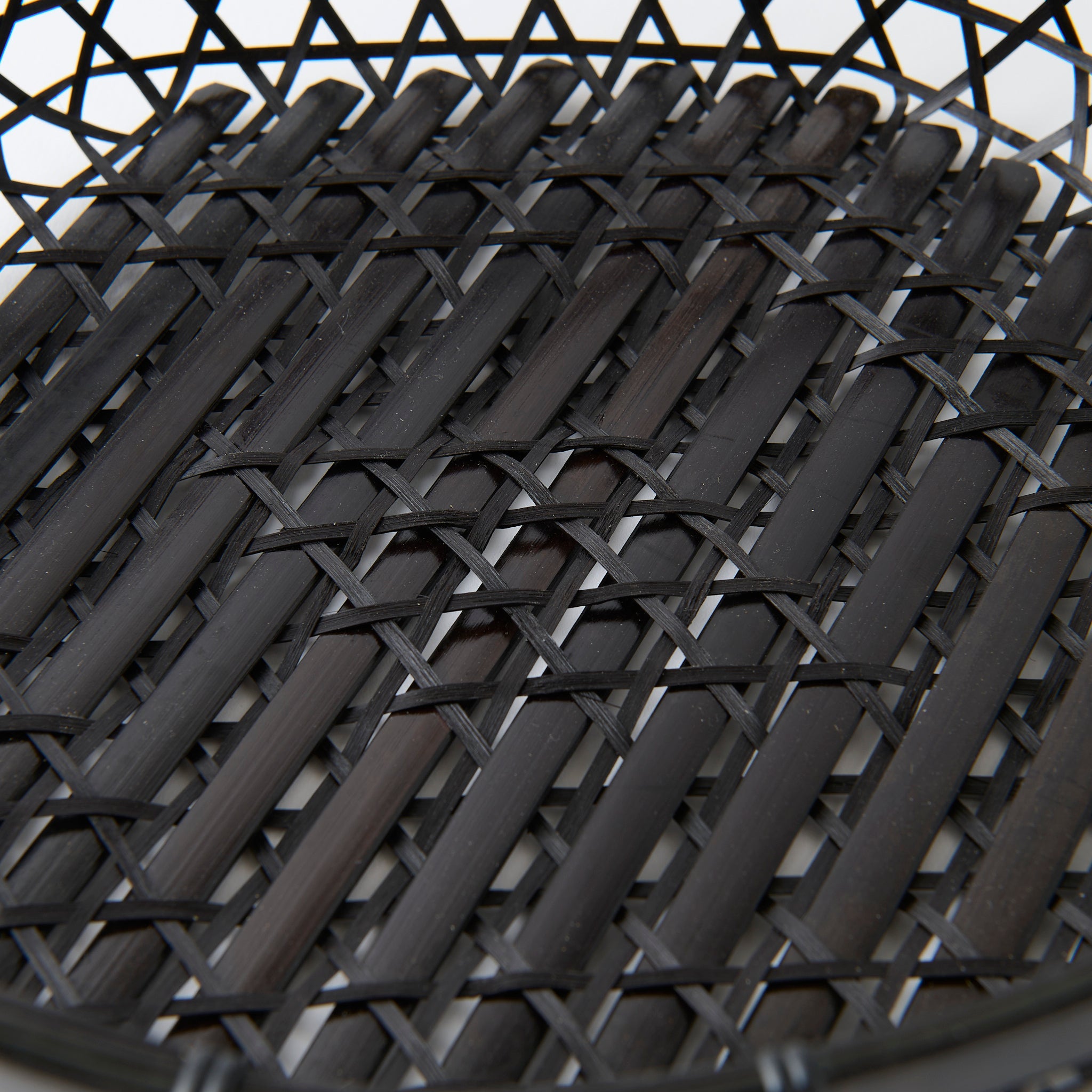 Cesta de bambú negra con tapa y tejido hexagonal