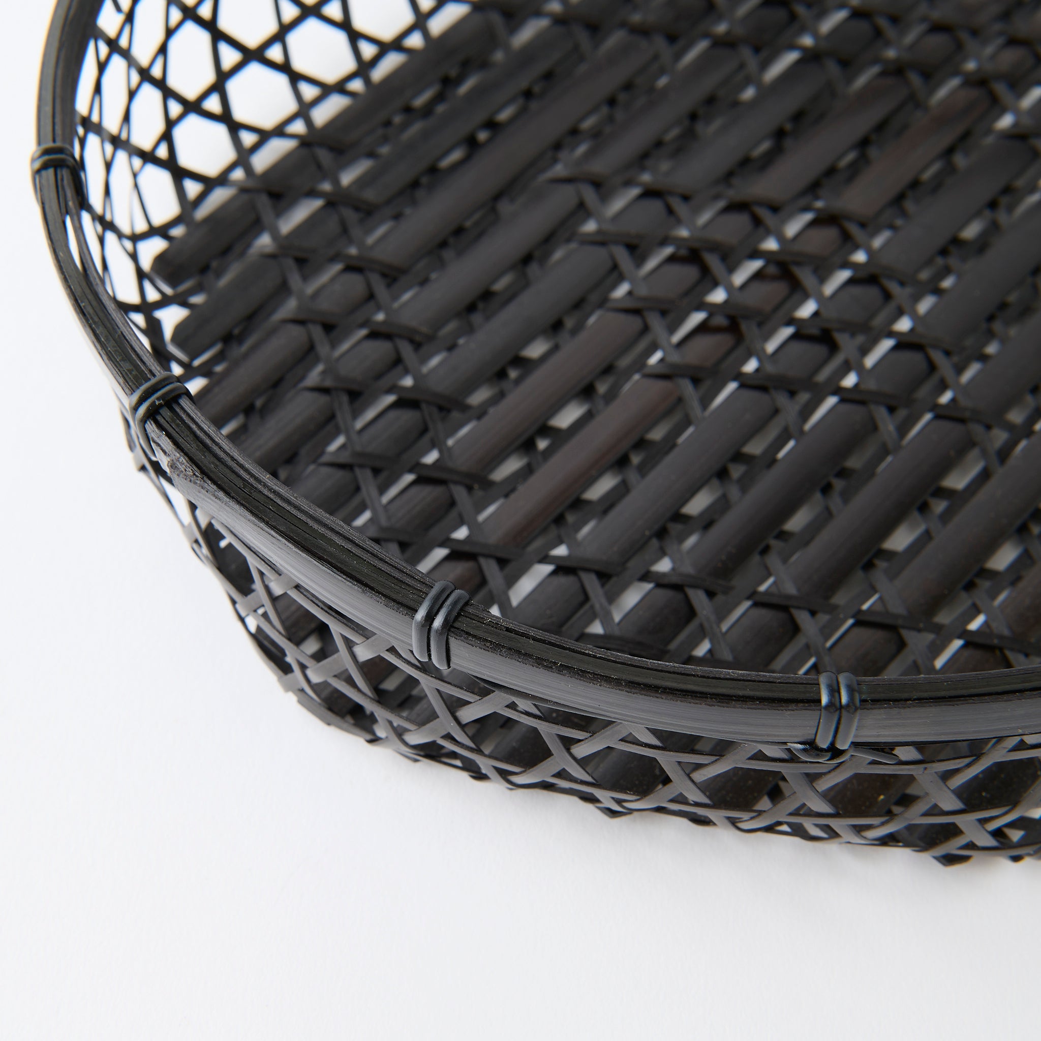 Cesta de bambú negra con tapa y tejido hexagonal