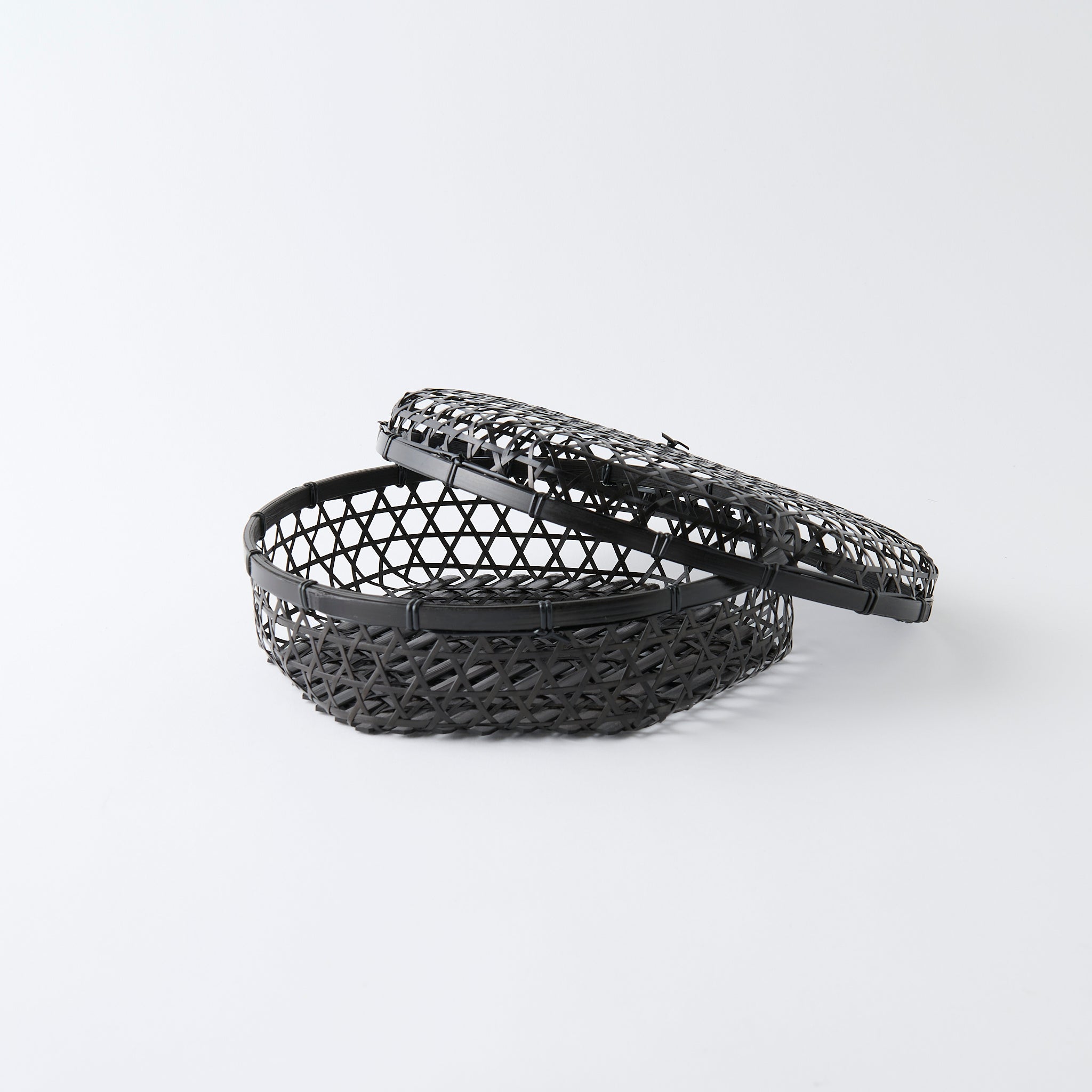 Cesta de bambú negra con tapa y tejido hexagonal