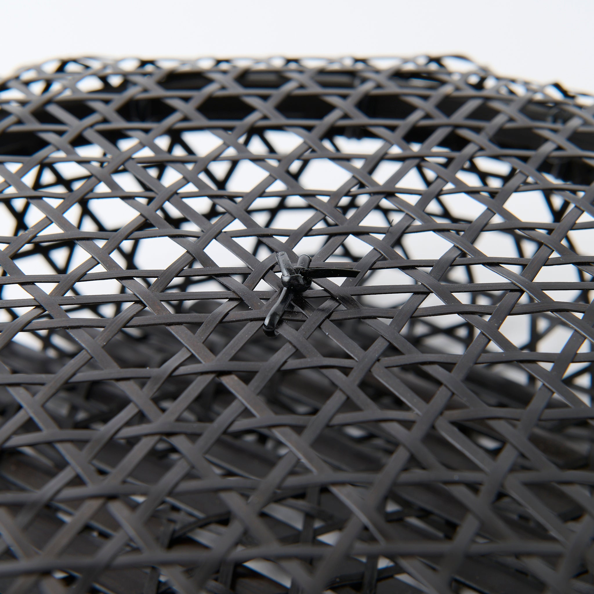 Cesta de bambú negra con tapa y tejido hexagonal