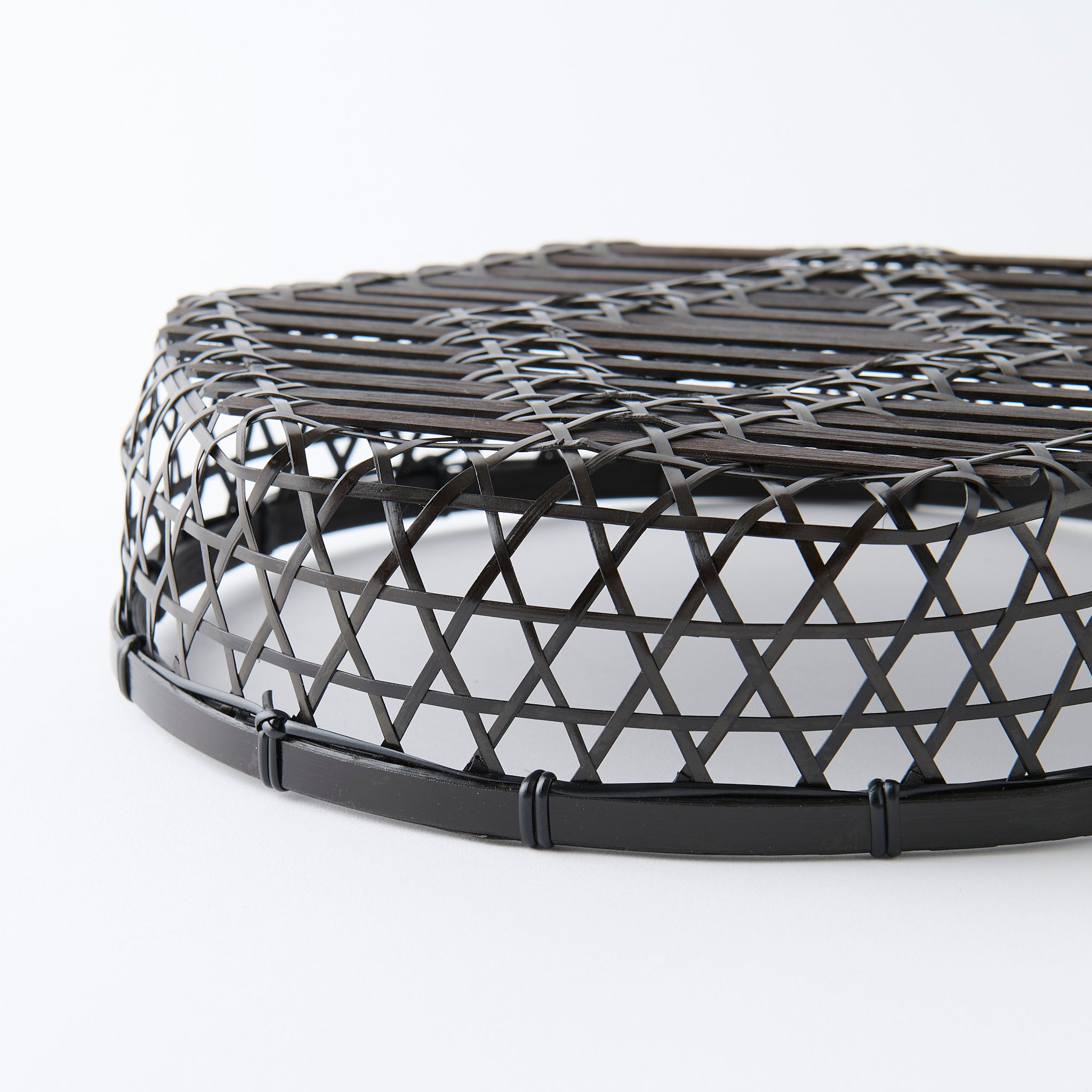 Cesta de bambú negra con tapa y tejido hexagonal