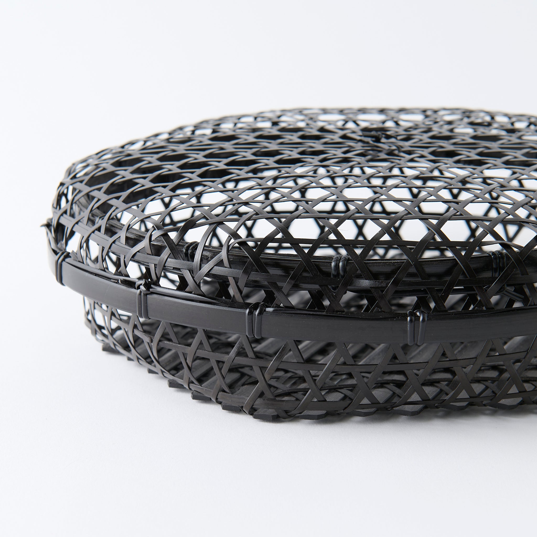 Cesta de bambú negra con tapa y tejido hexagonal