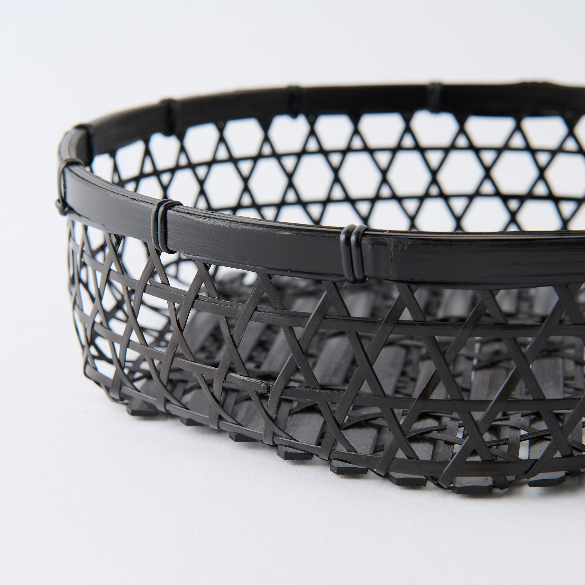 Cesta de bambú negra con tapa y tejido hexagonal