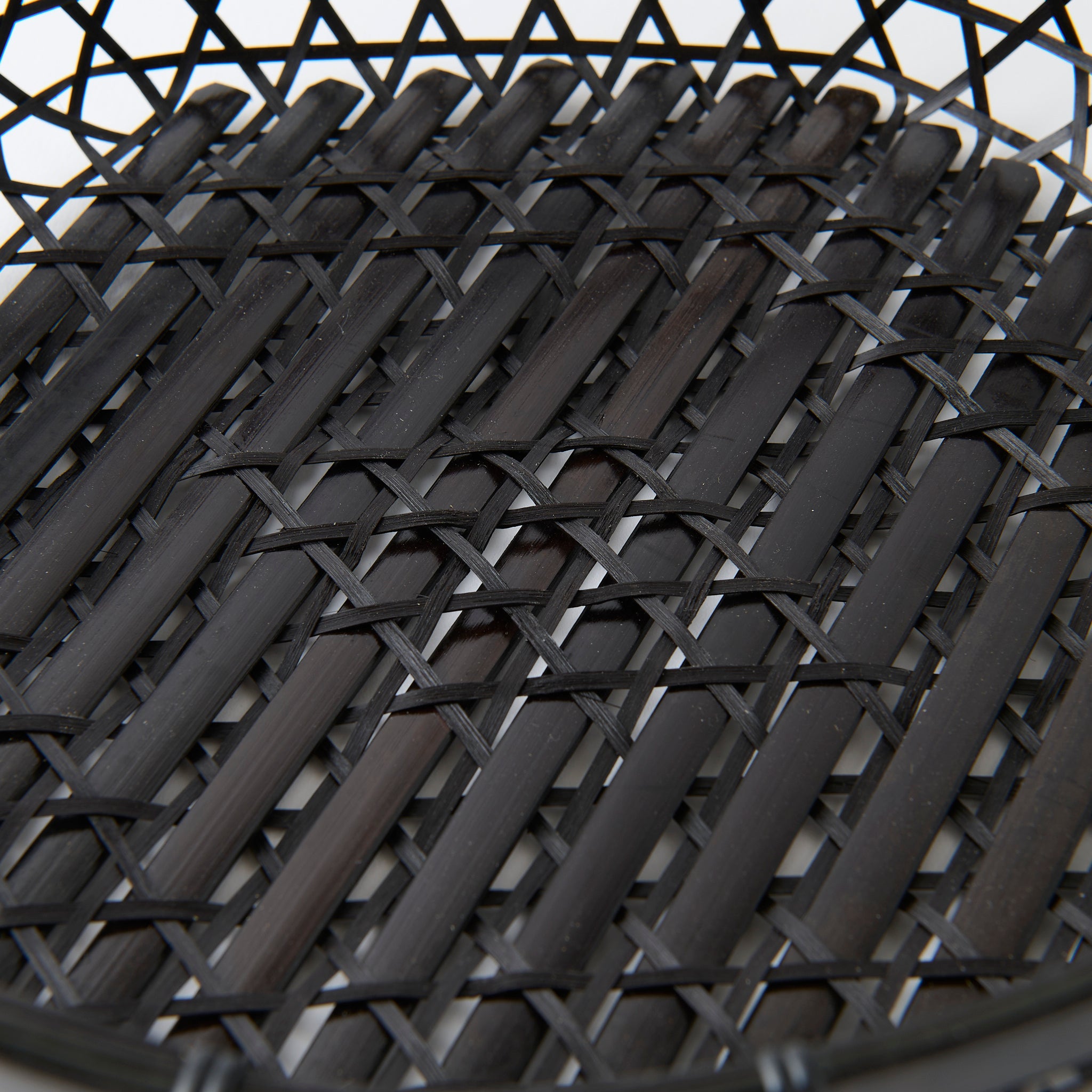 Cesta de bambú negra con tapa y tejido hexagonal