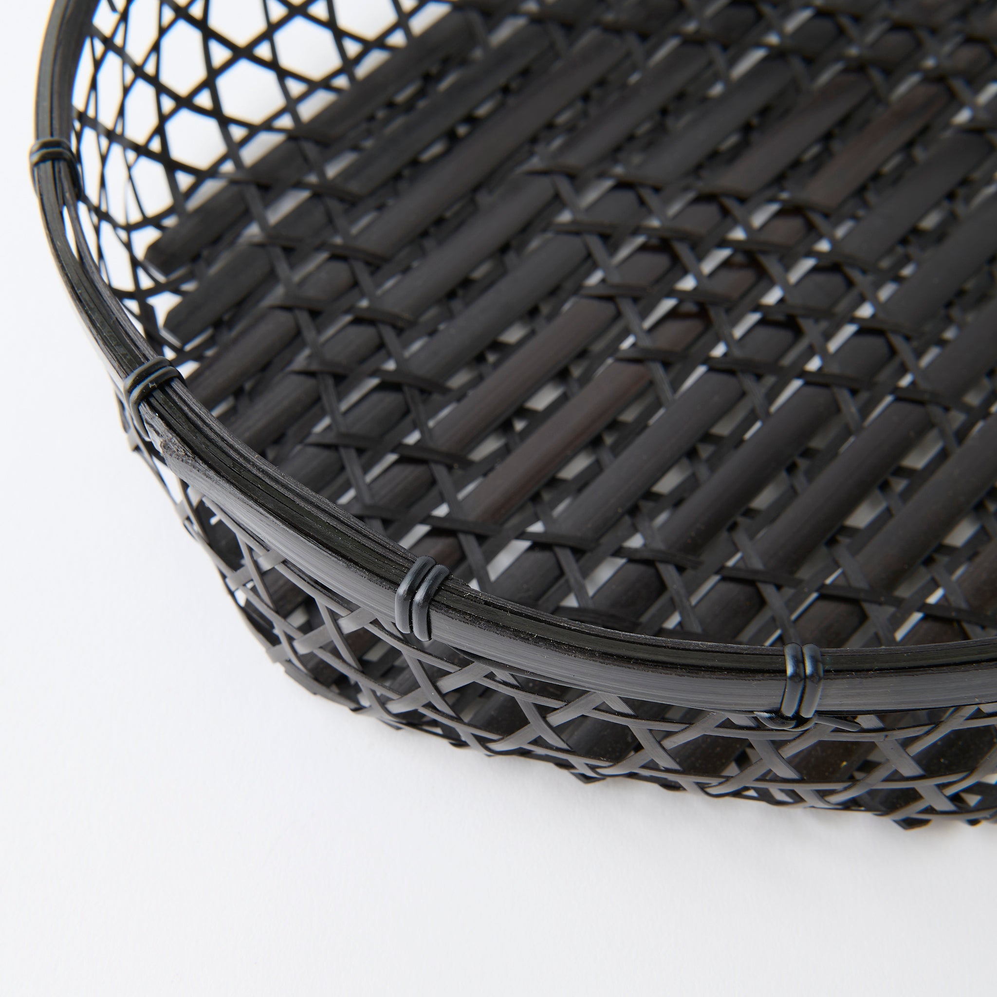 Cesta de bambú negra con tapa y tejido hexagonal
