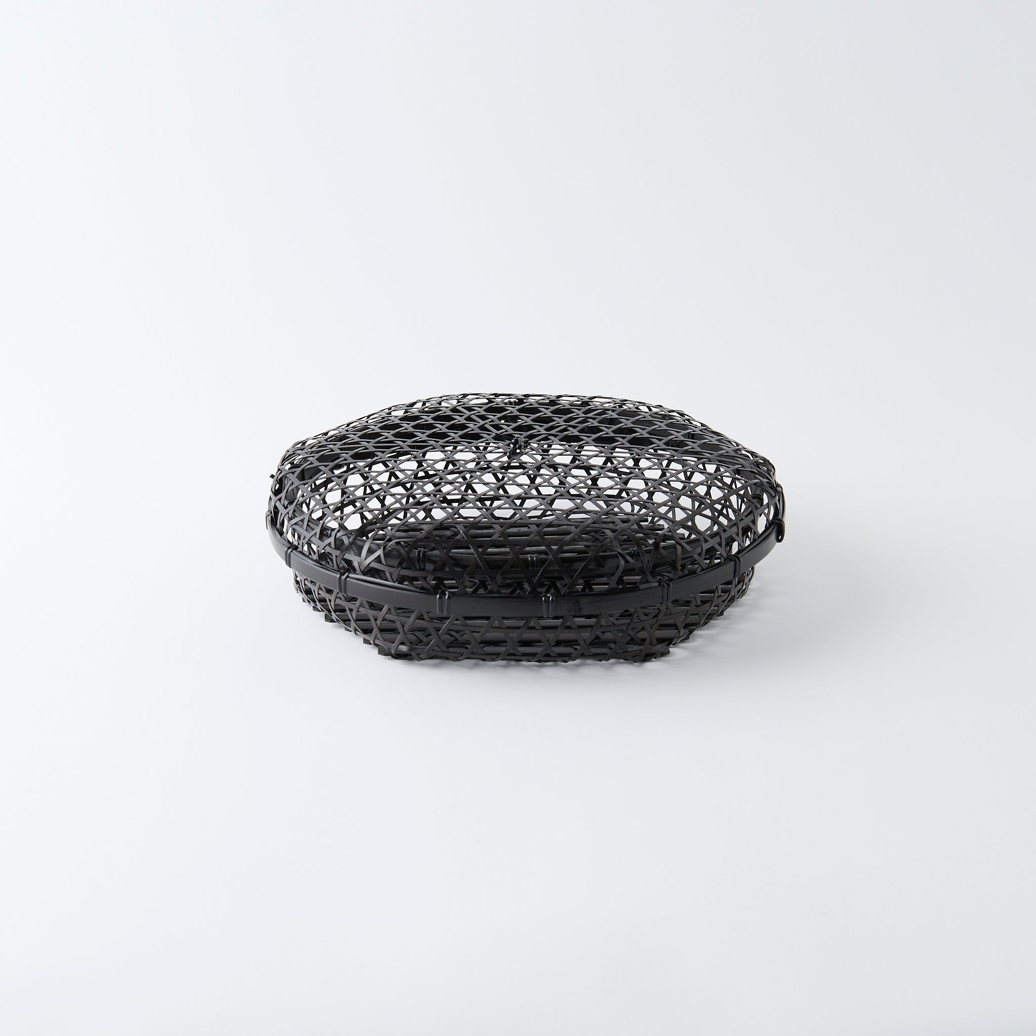 Cesta de bambú negra con tapa y tejido hexagonal