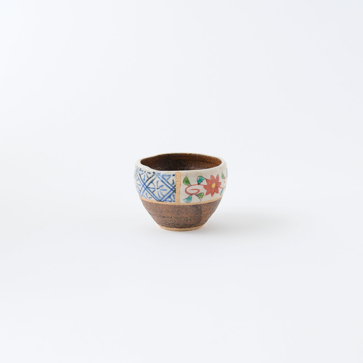 Coupe à saké Guinomi décorée de fleurs