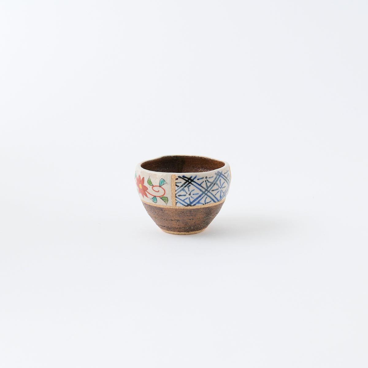 Coupe à saké Guinomi décorée de fleurs