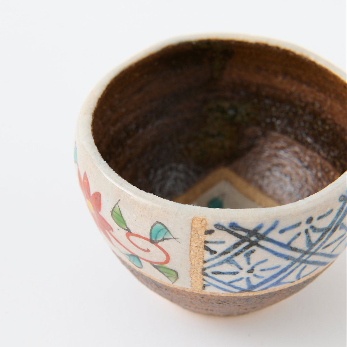Coupe à saké Guinomi décorée de fleurs