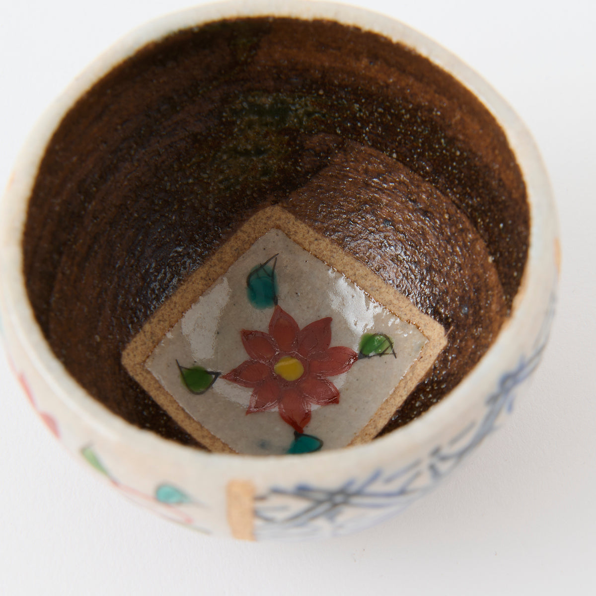 Coupe à saké Guinomi décorée de fleurs