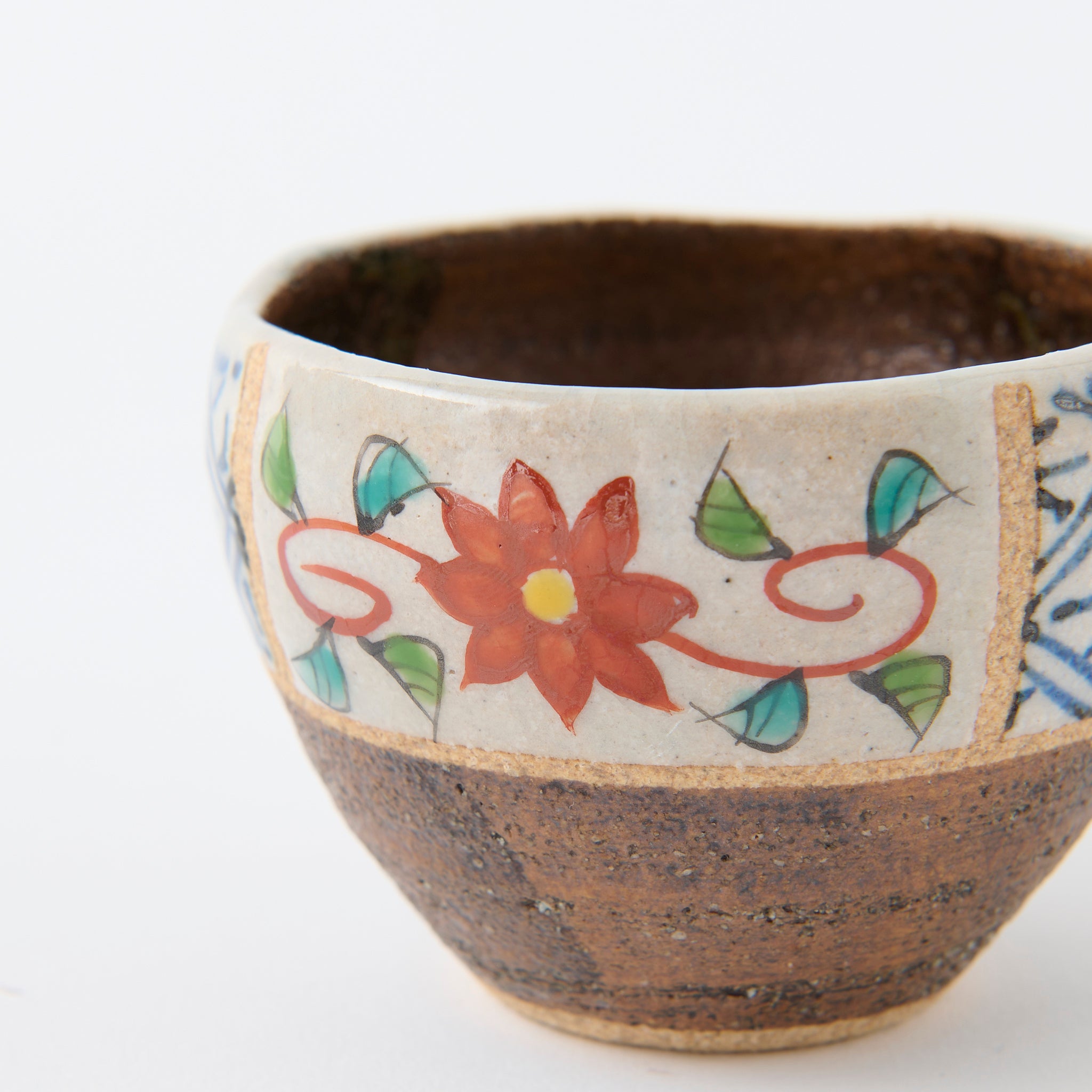 Coupe à saké Guinomi décorée de fleurs