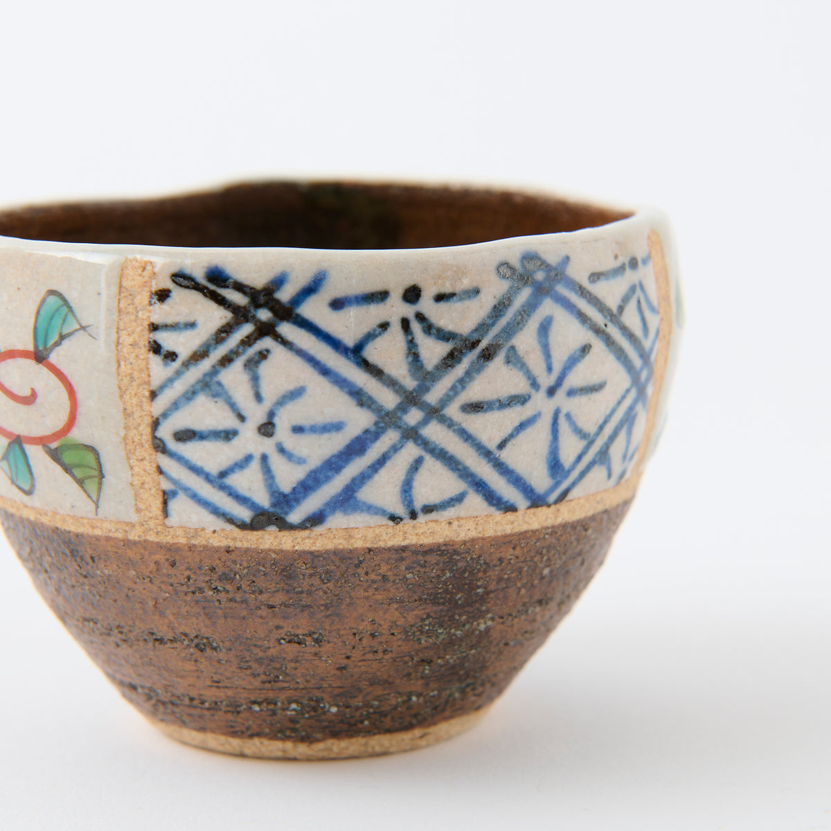 Coupe à saké Guinomi décorée de fleurs