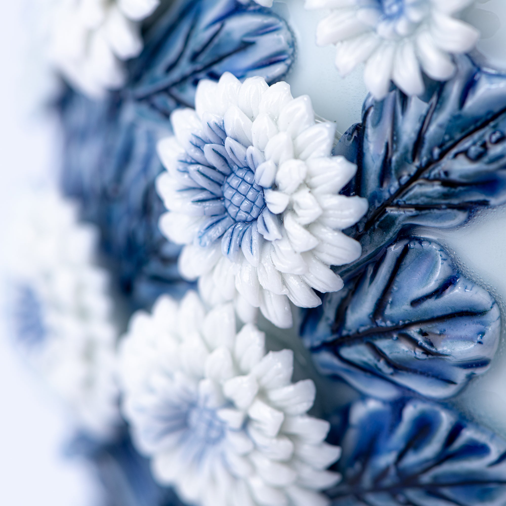 Vase à fleurs Hirado motif chrysanthème et eau courante