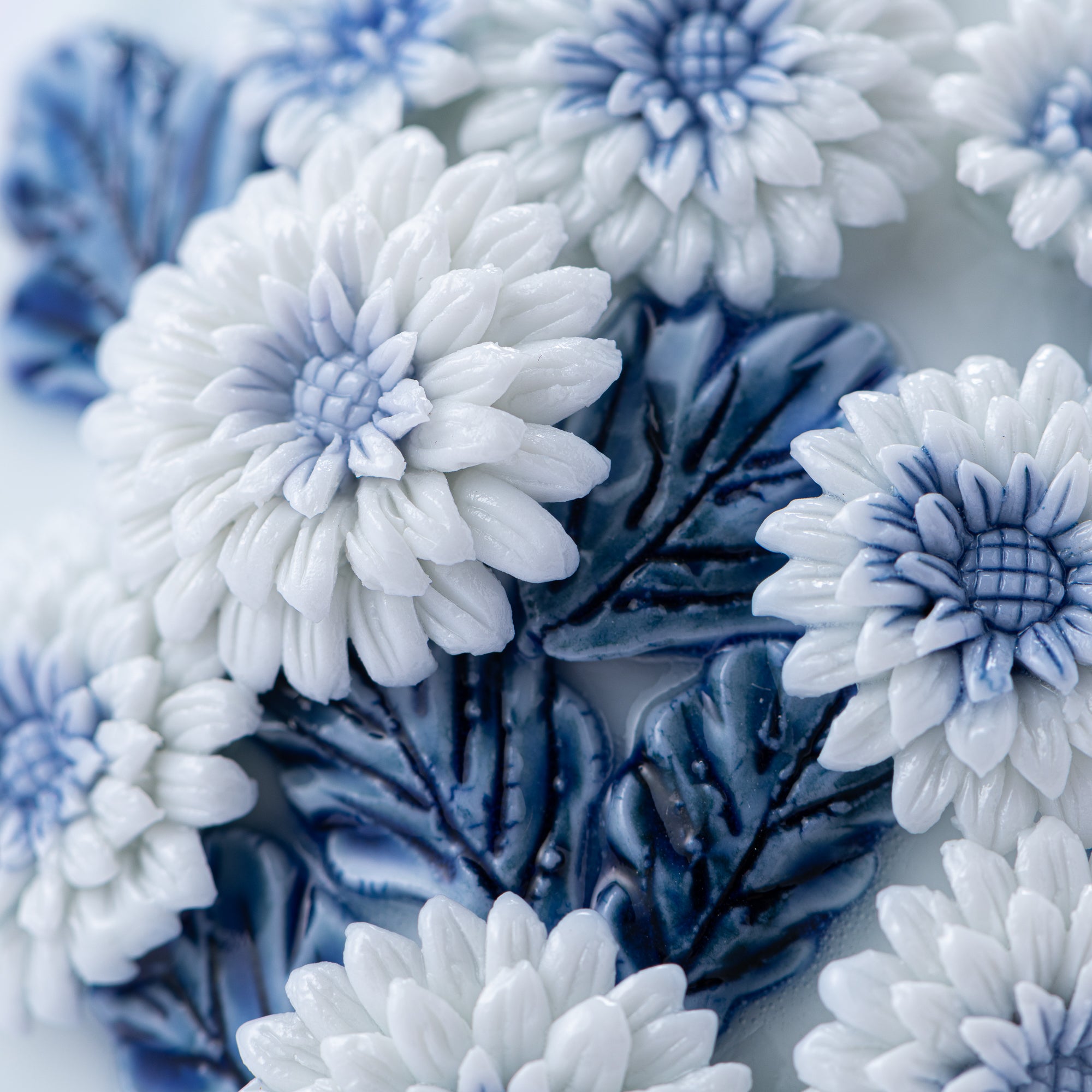 Vase à fleurs Hirado motif chrysanthème et eau courante