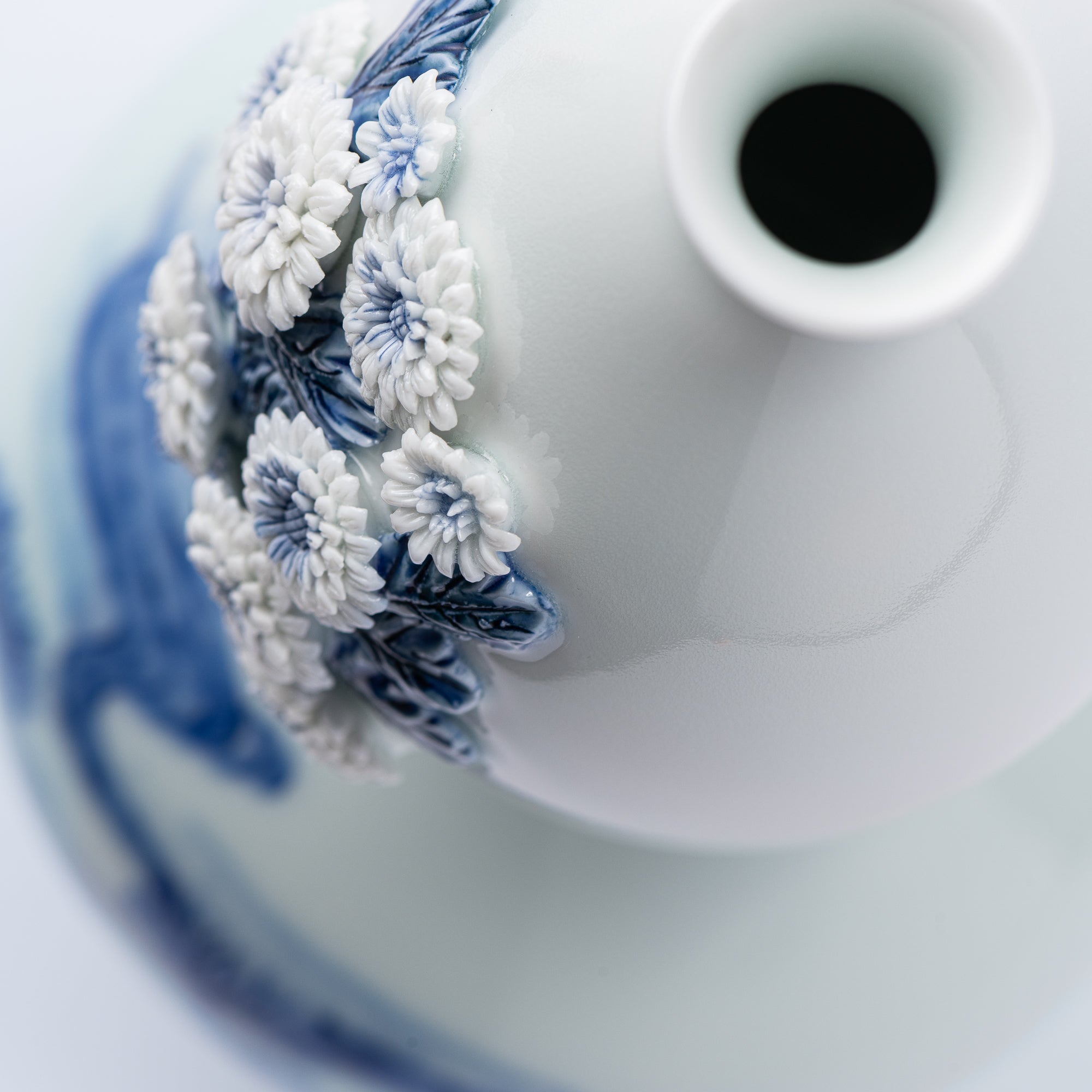 Vase à fleurs Hirado motif chrysanthème et eau courante