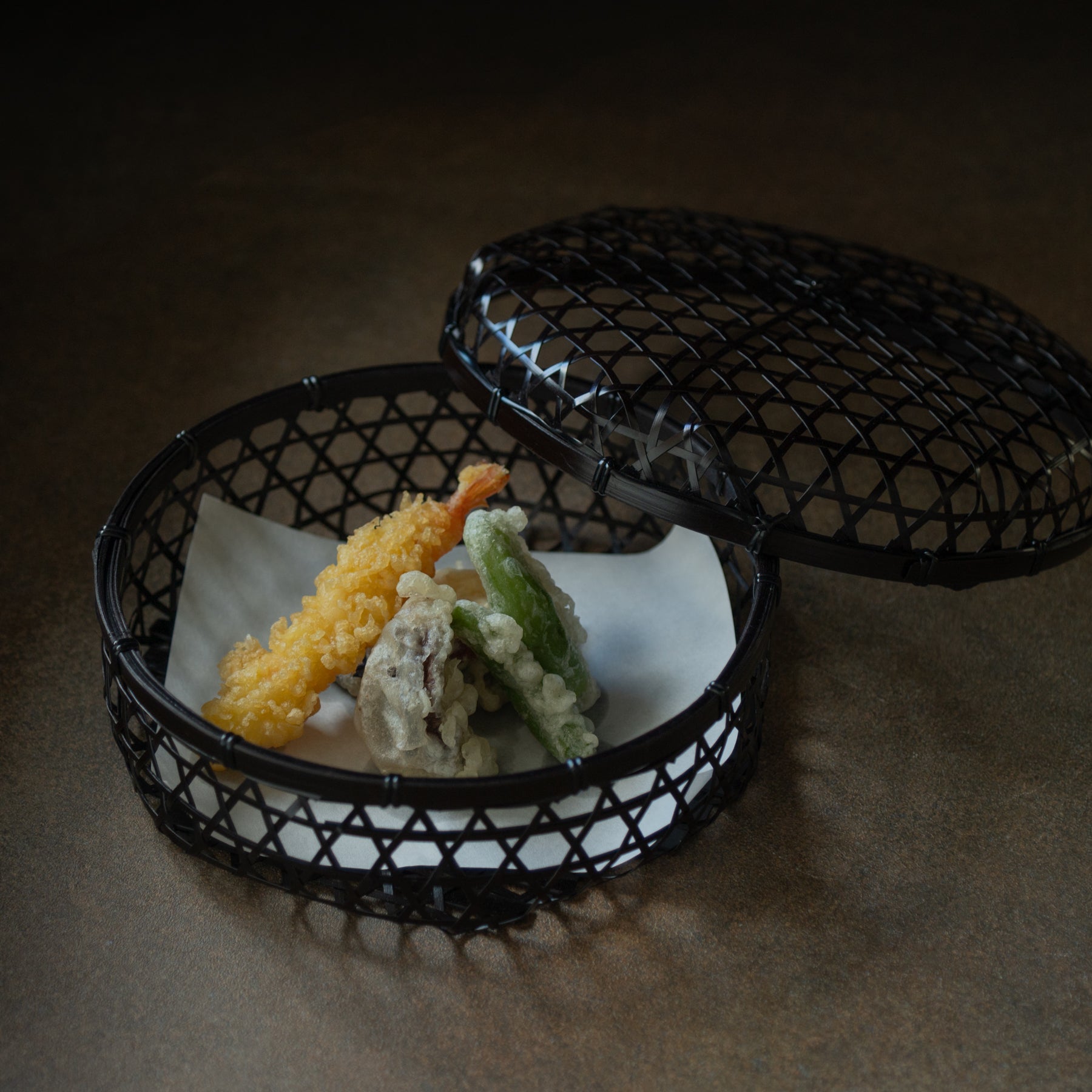 Cesta de bambú negra con tapa y tejido hexagonal