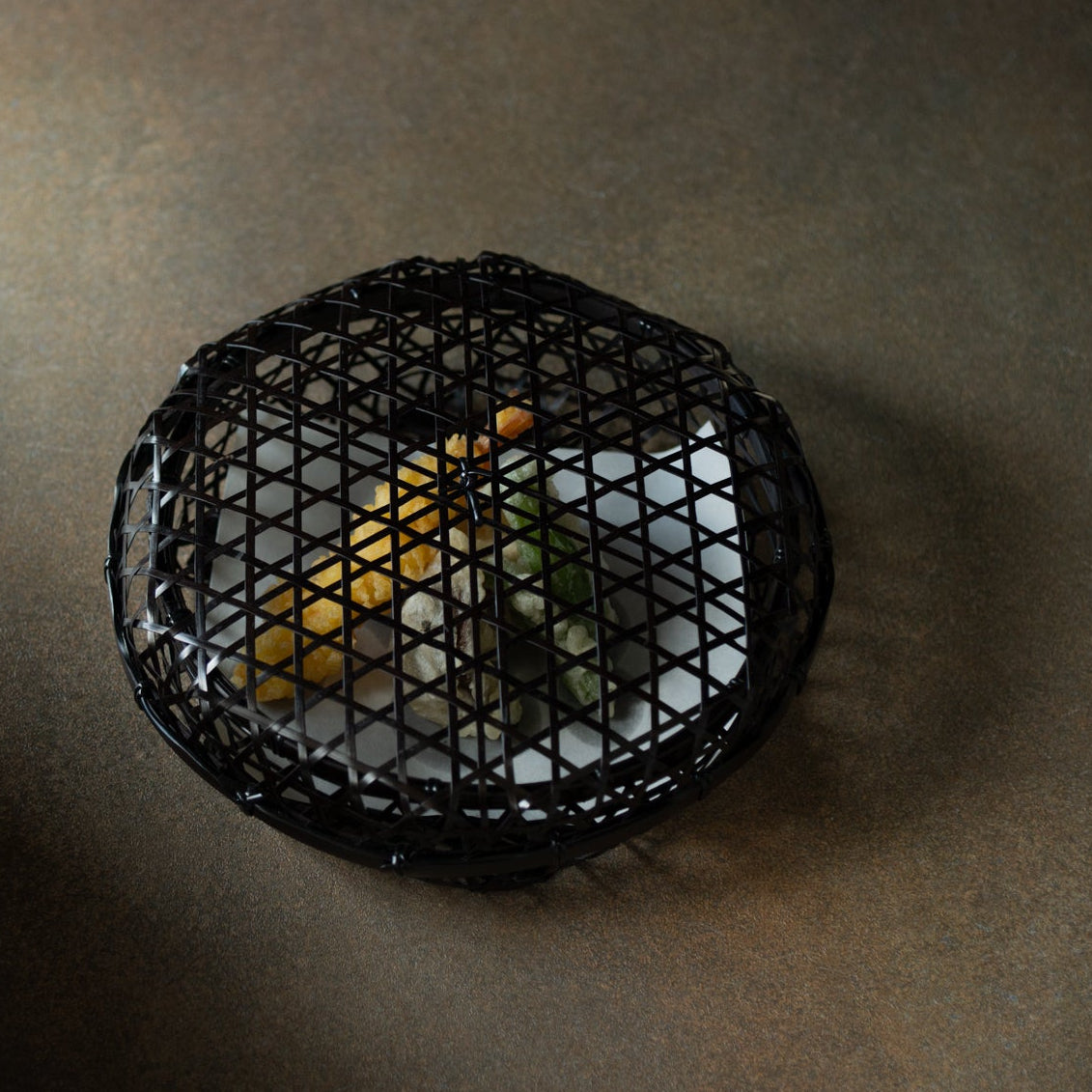 Cesta de bambú negra con tapa y tejido hexagonal