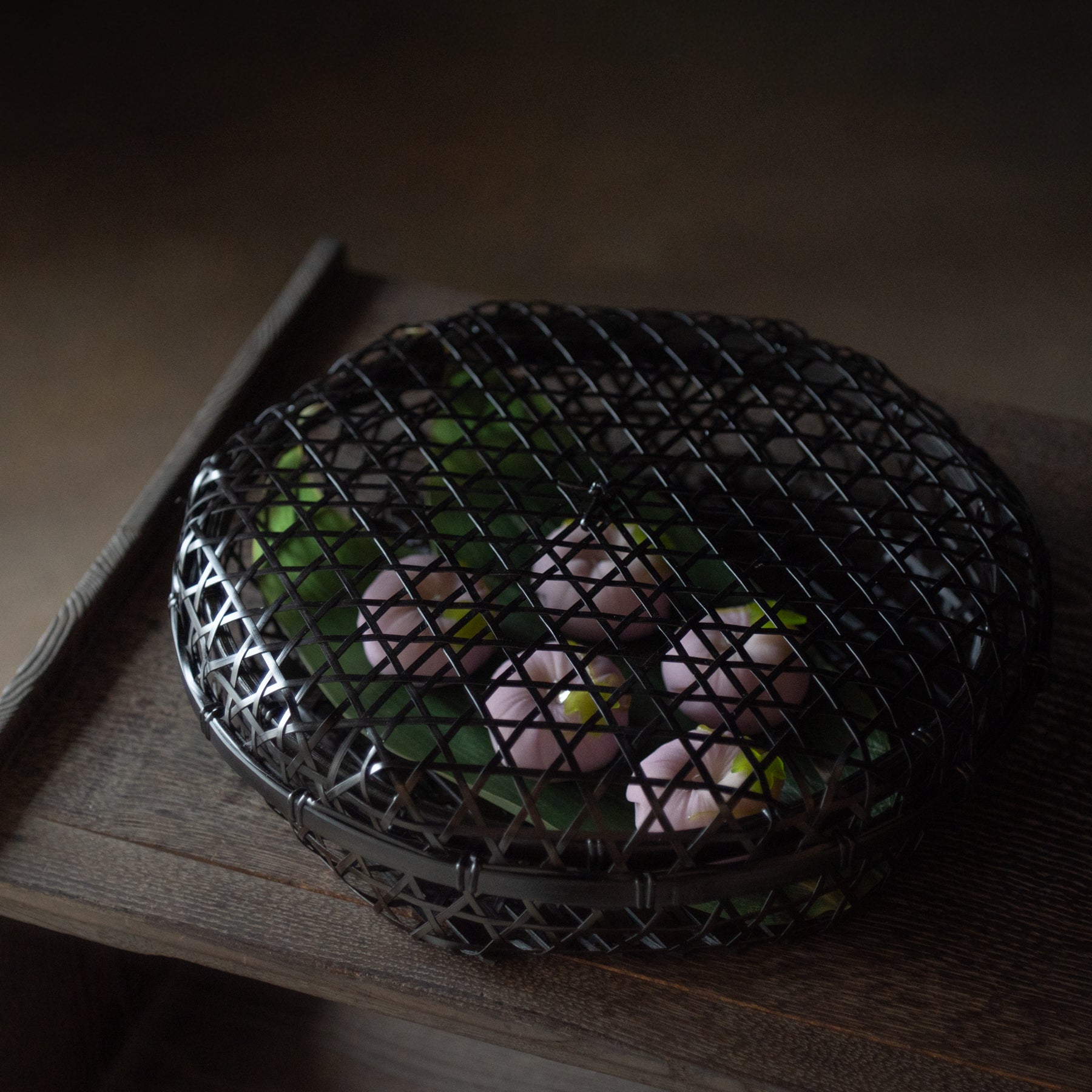 Cesta de bambú negra con tapa y tejido hexagonal