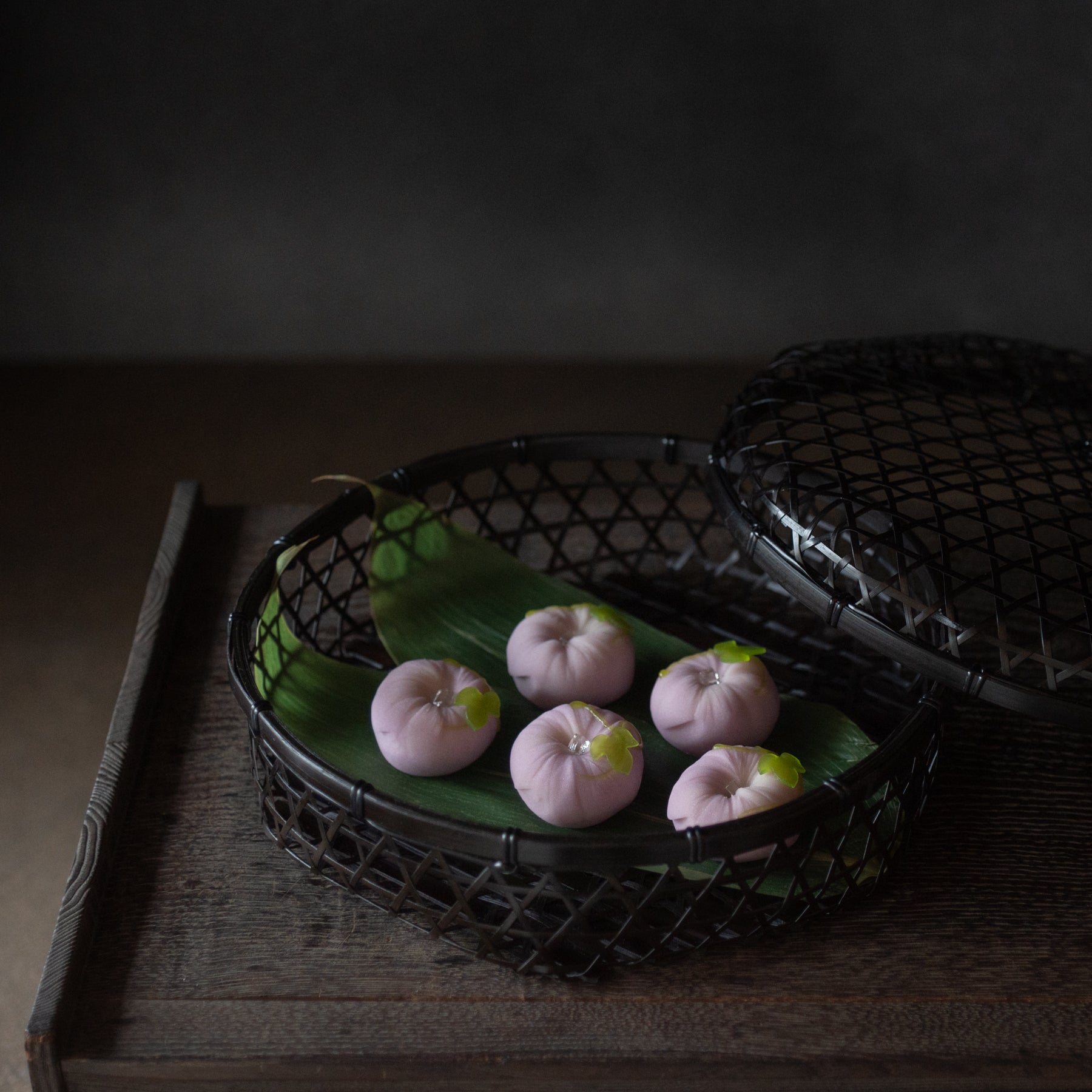Cesta de bambú negra con tapa y tejido hexagonal