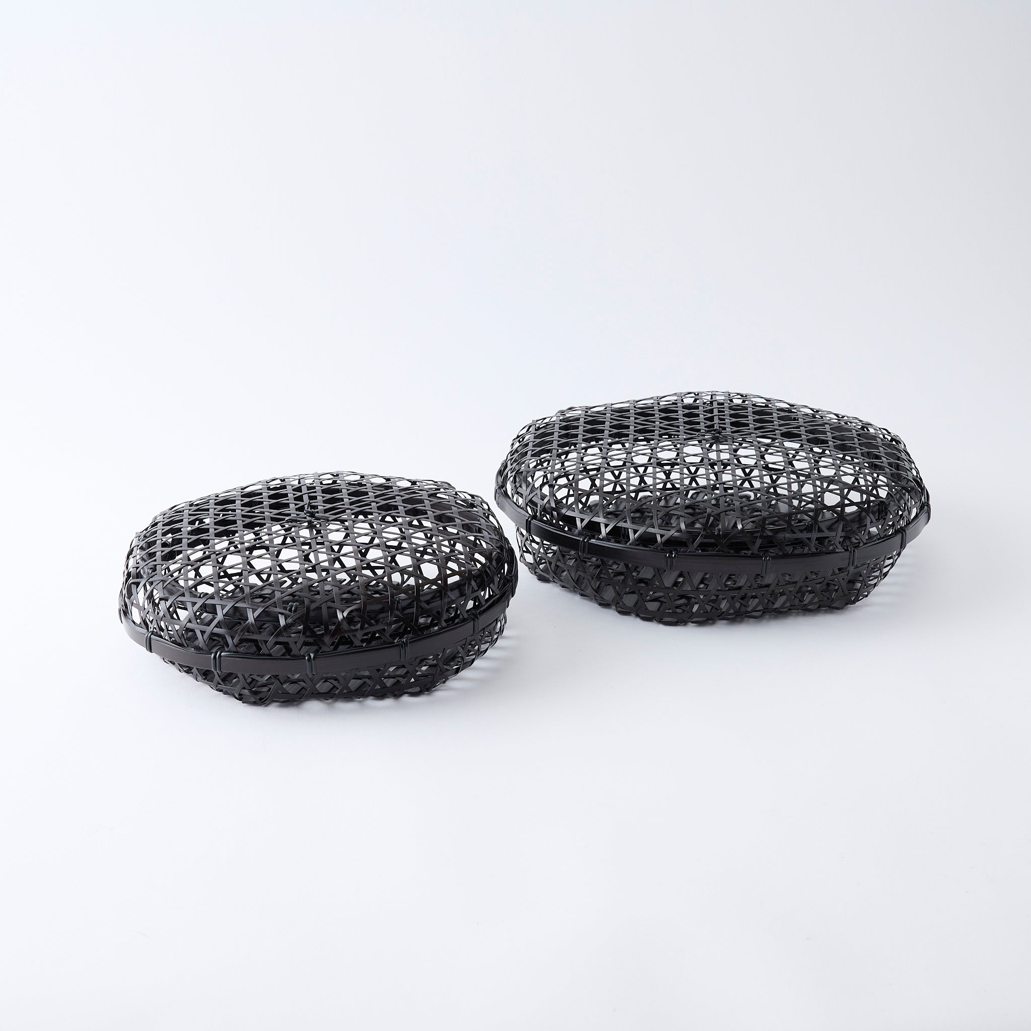 Cesta de bambú negra con tapa y tejido hexagonal