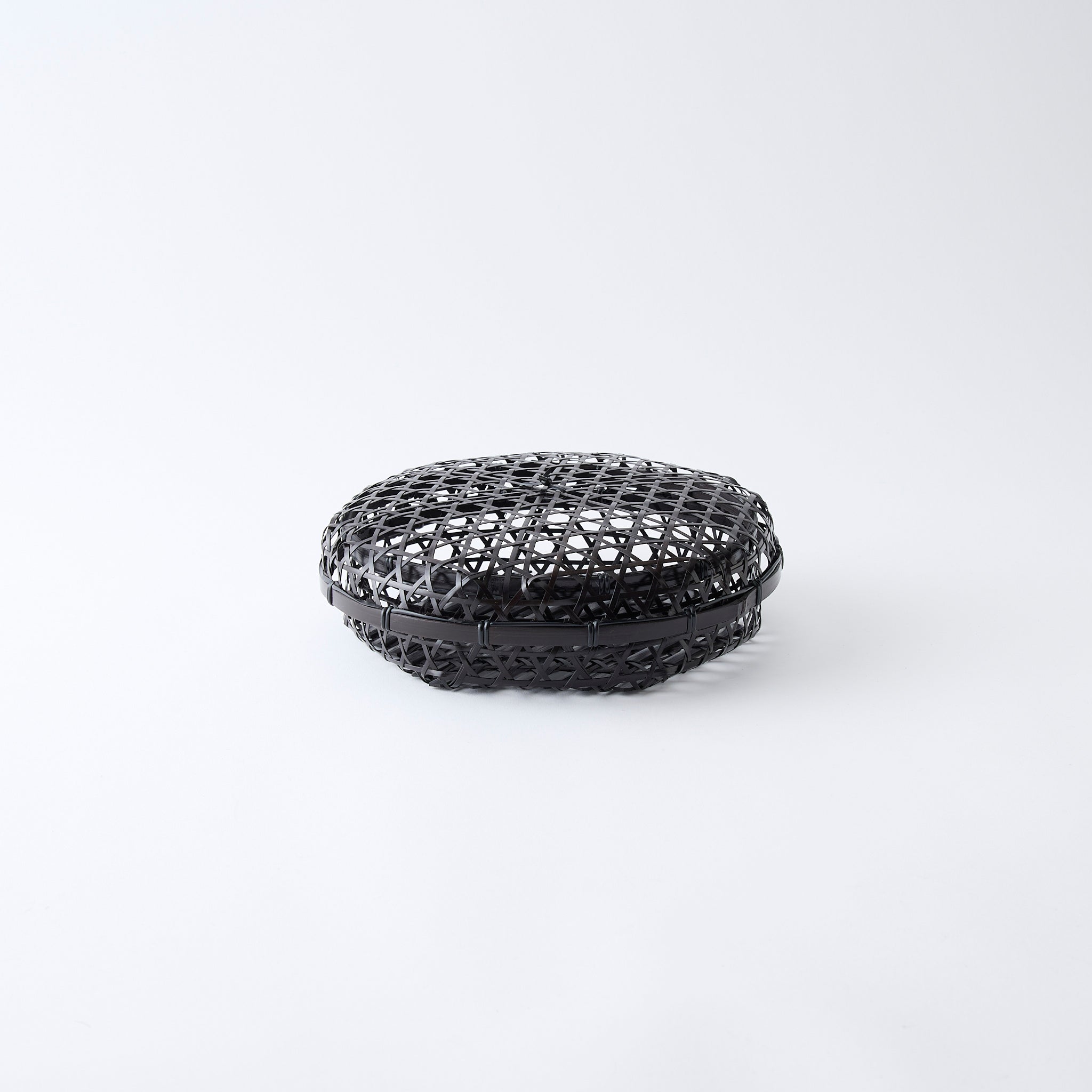 Cesta de bambú negra con tapa y tejido hexagonal
