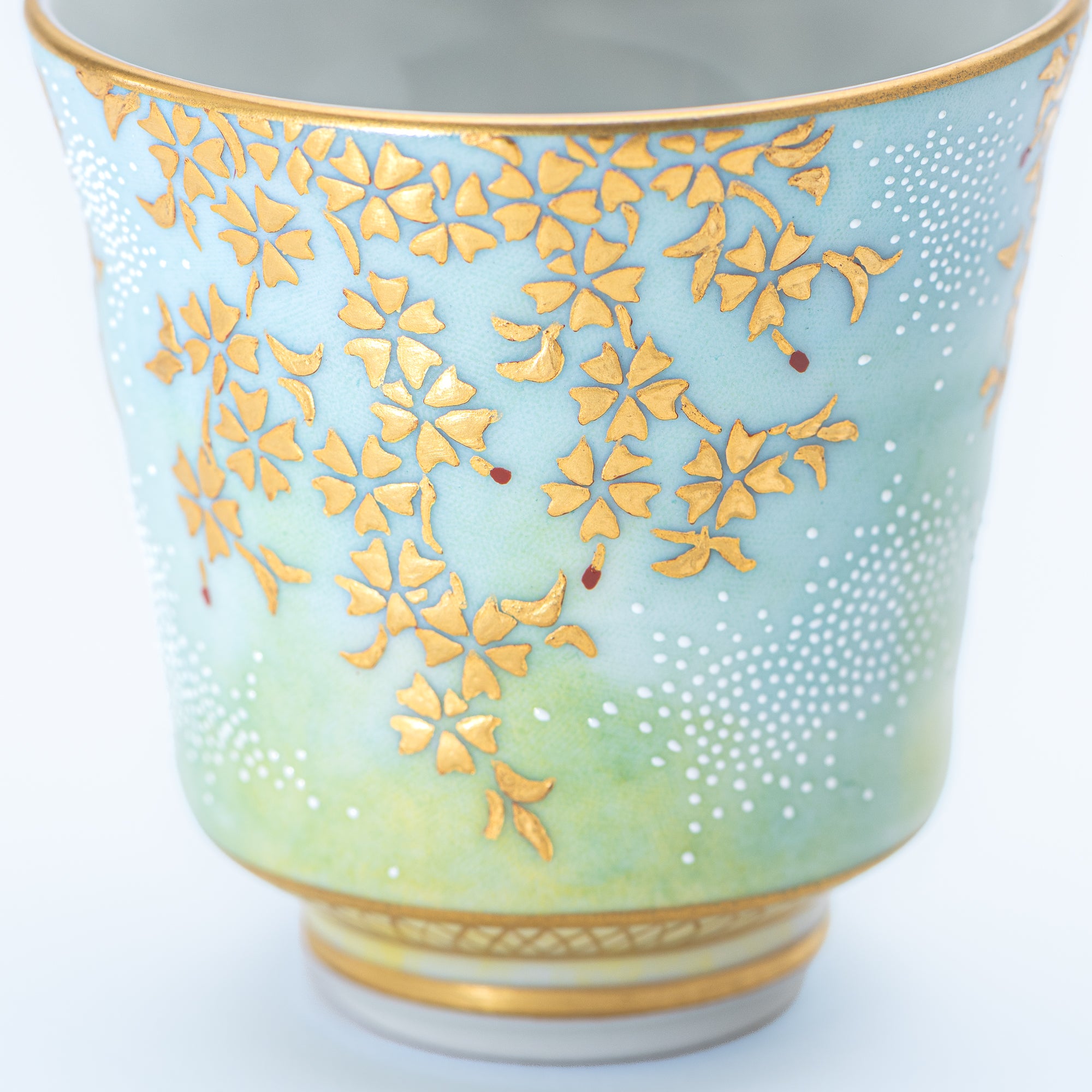 Copa de sake Morikin Shirochibu con sakura llorón en degradado azul