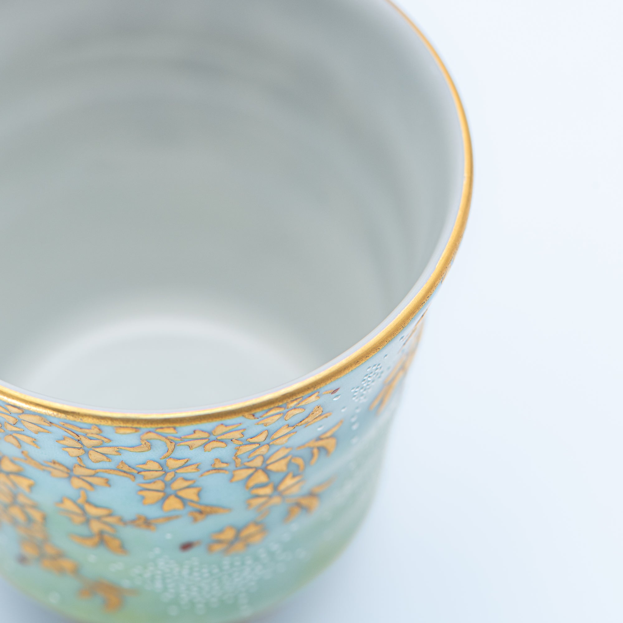 Copa de sake Morikin Shirochibu con sakura llorón en degradado azul