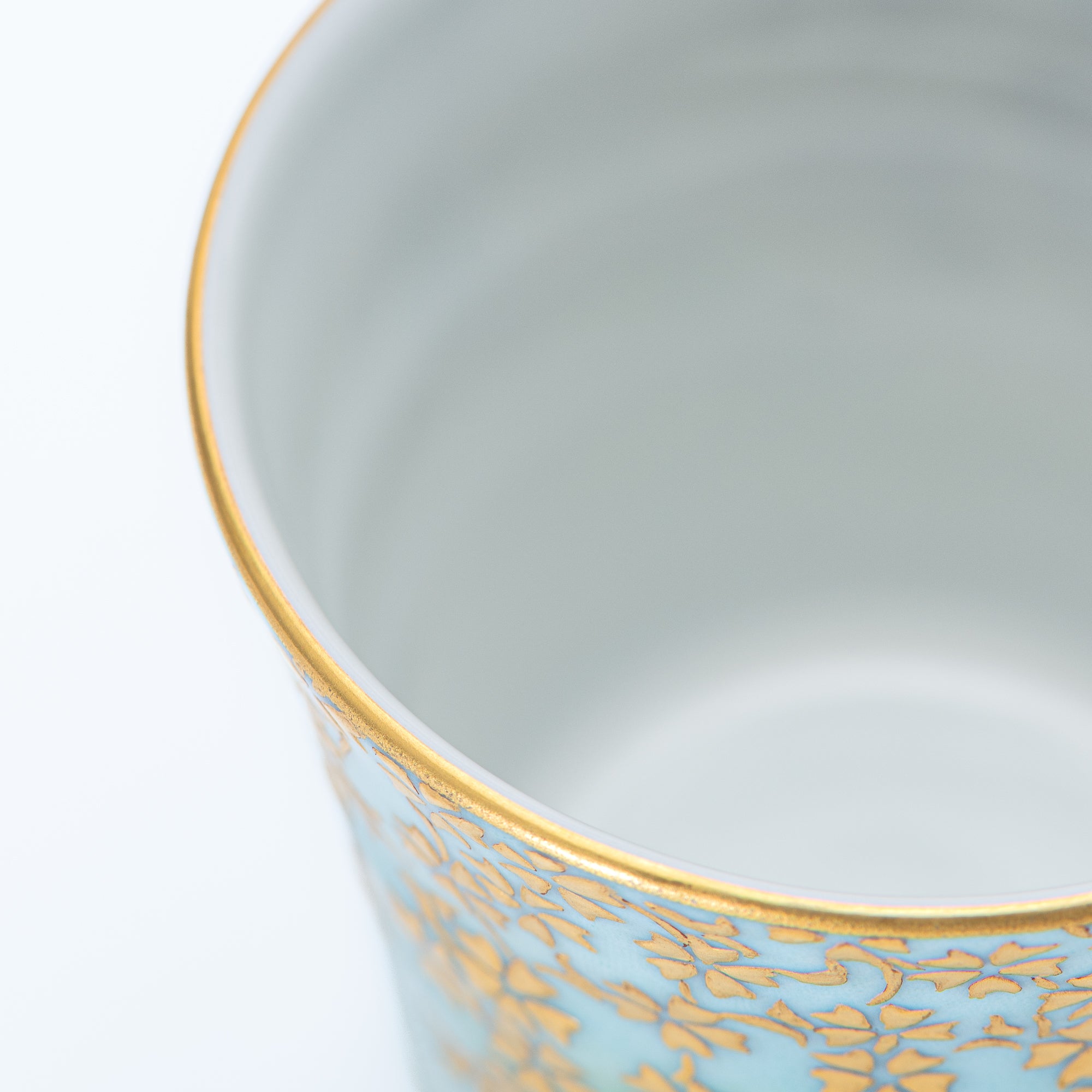 Copa de sake Morikin Shirochibu con sakura llorón en degradado azul