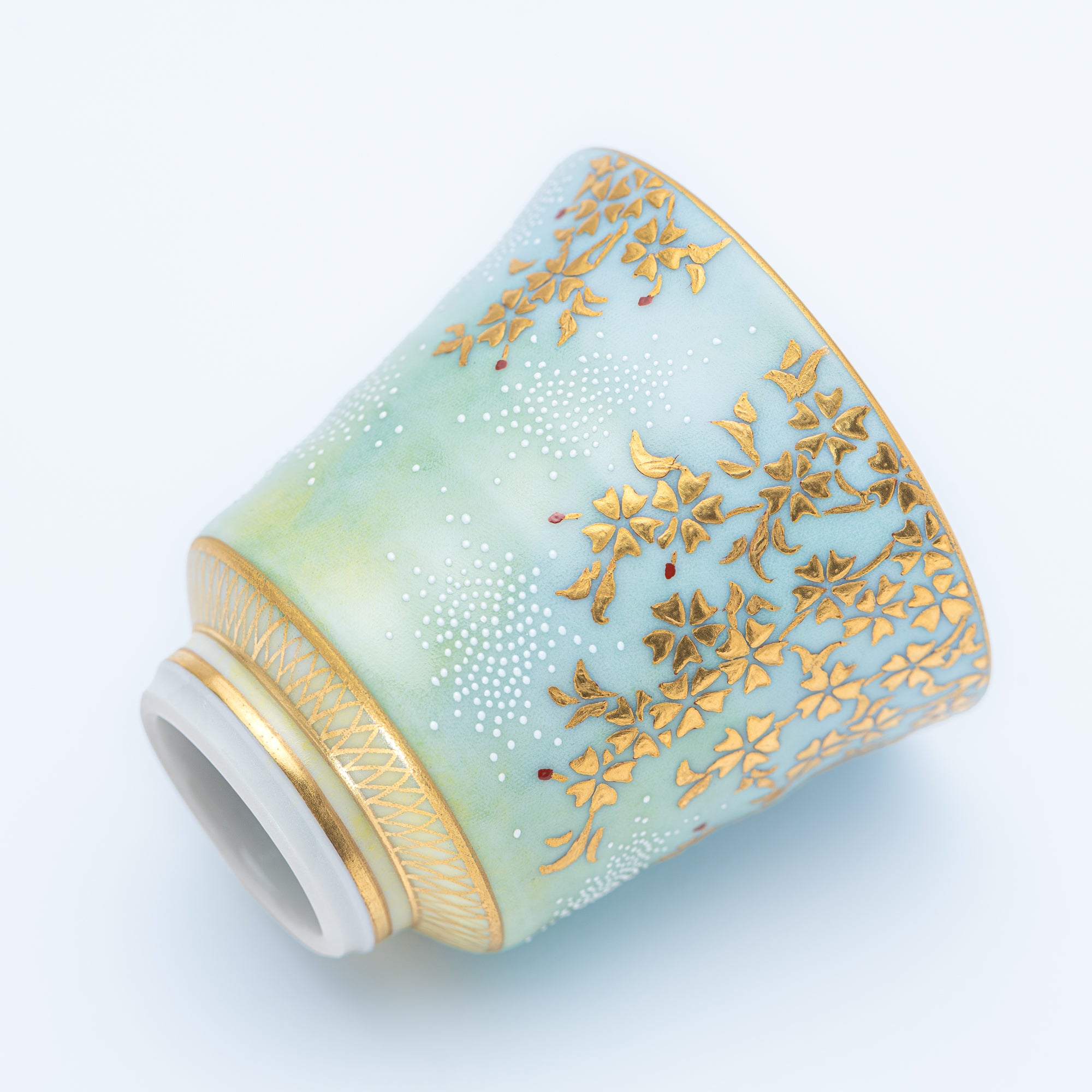 Copa de sake Morikin Shirochibu con sakura llorón en degradado azul