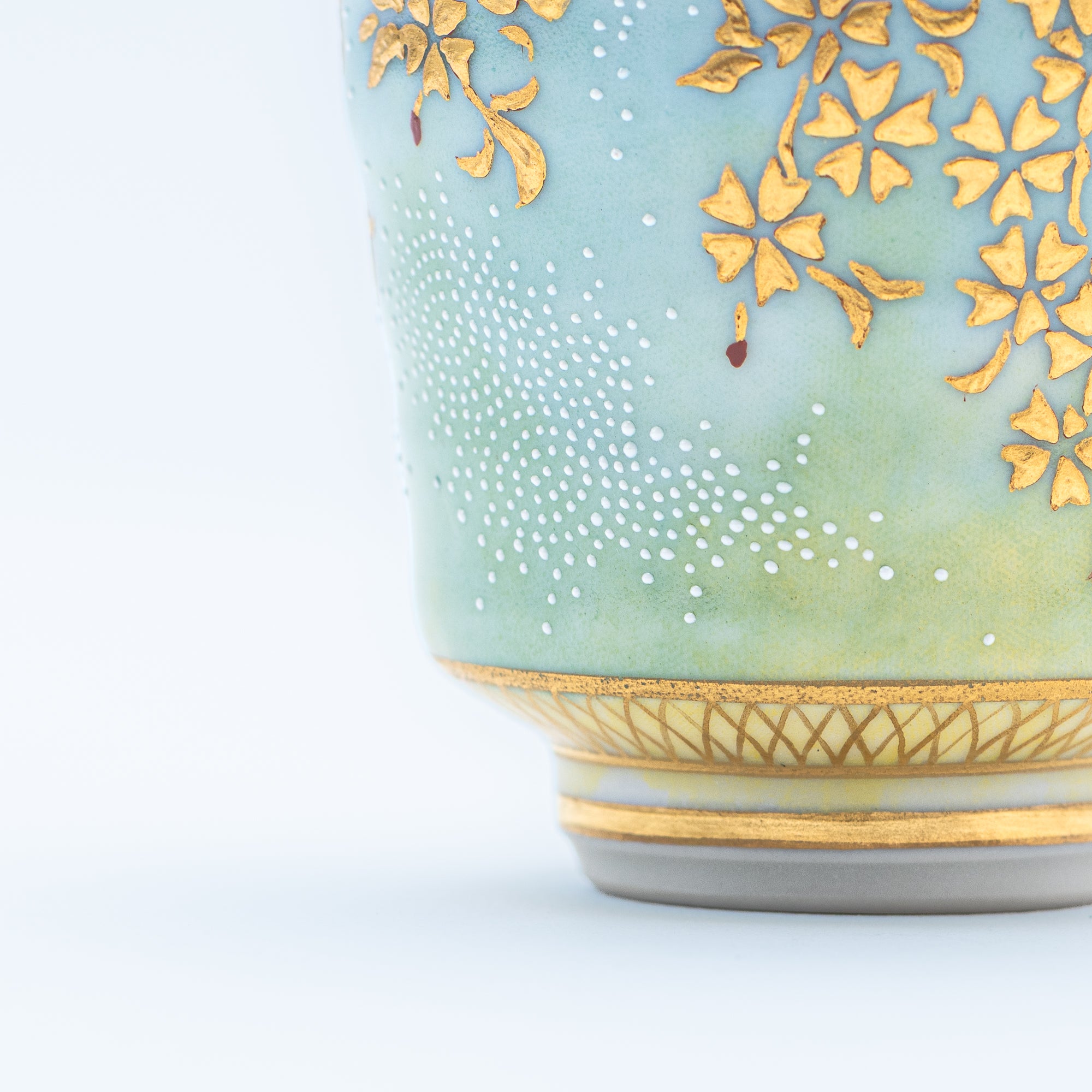 Copa de sake Morikin Shirochibu con sakura llorón en degradado azul