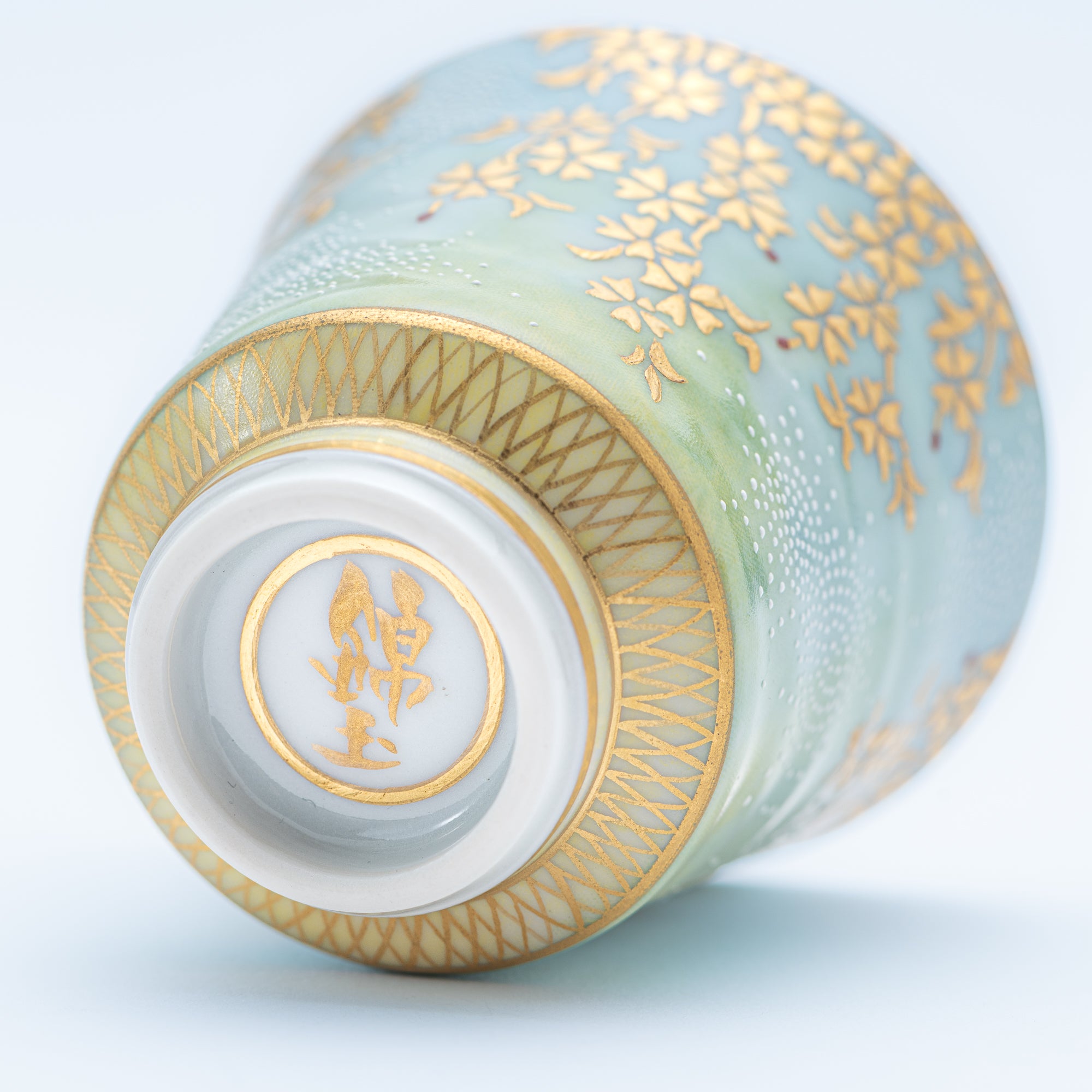 Copa de sake Morikin Shirochibu con sakura llorón en degradado azul