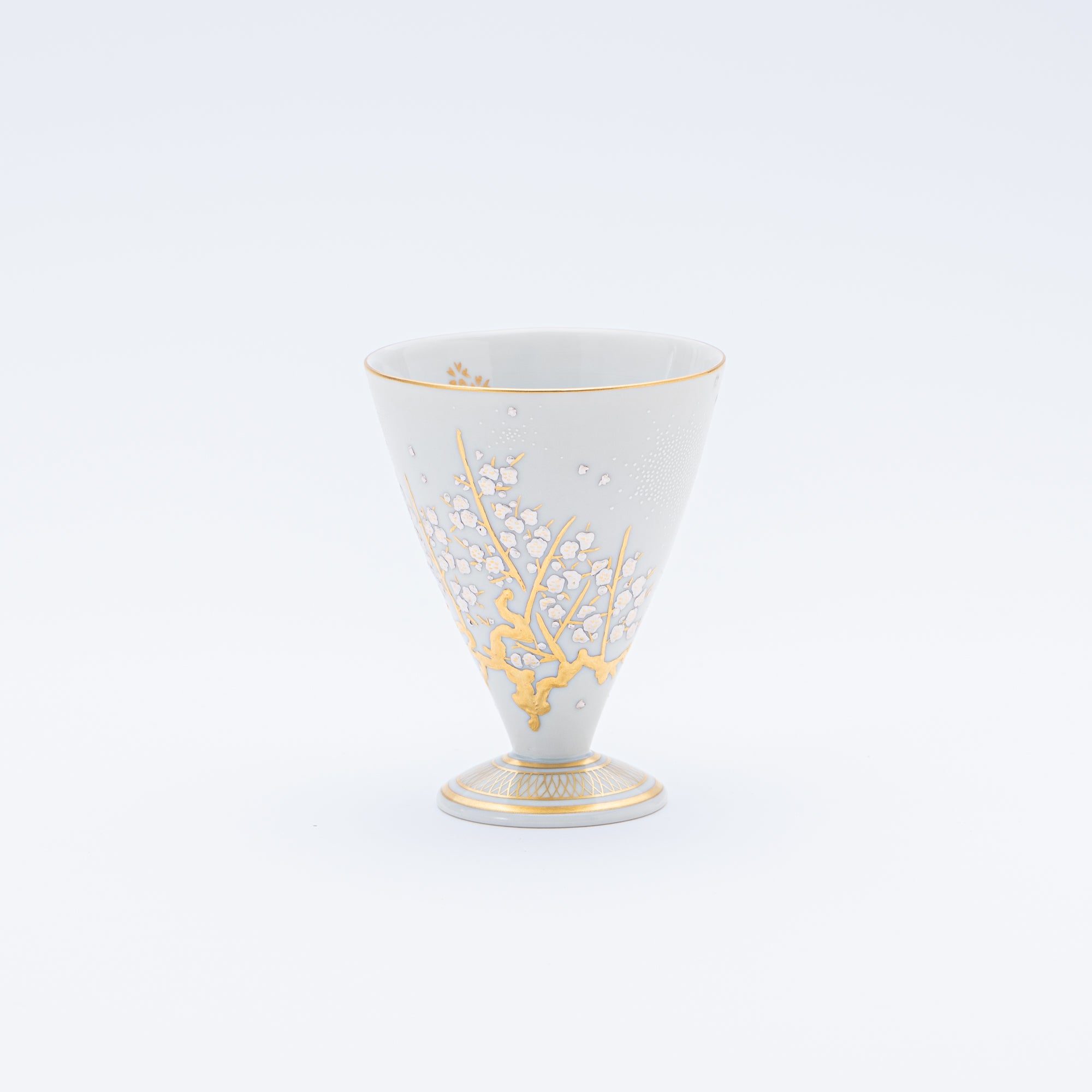 Copa de sake Morikin Shirochibu con flor de ciruelo blanca
