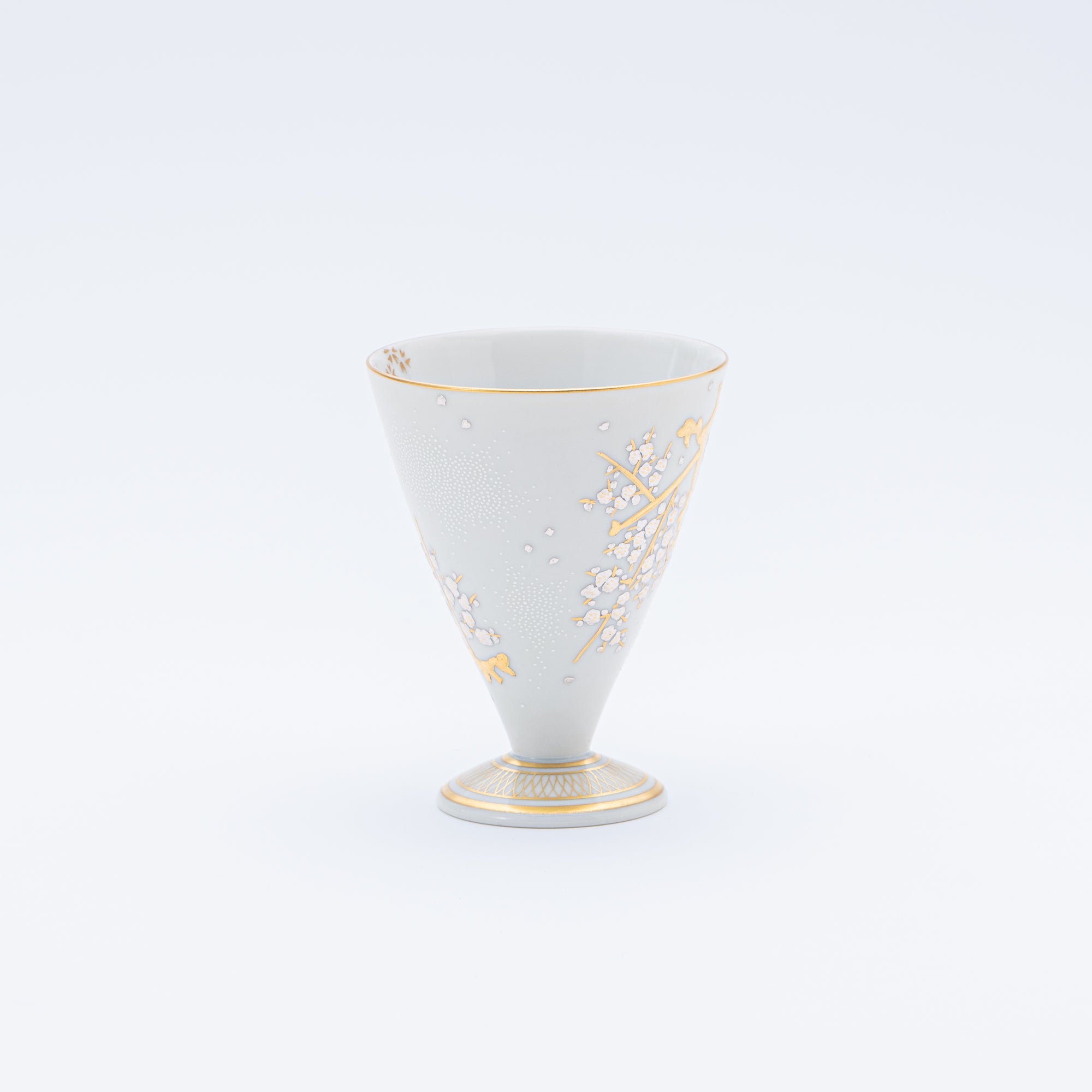 Copa de sake Morikin Shirochibu con flor de ciruelo blanca