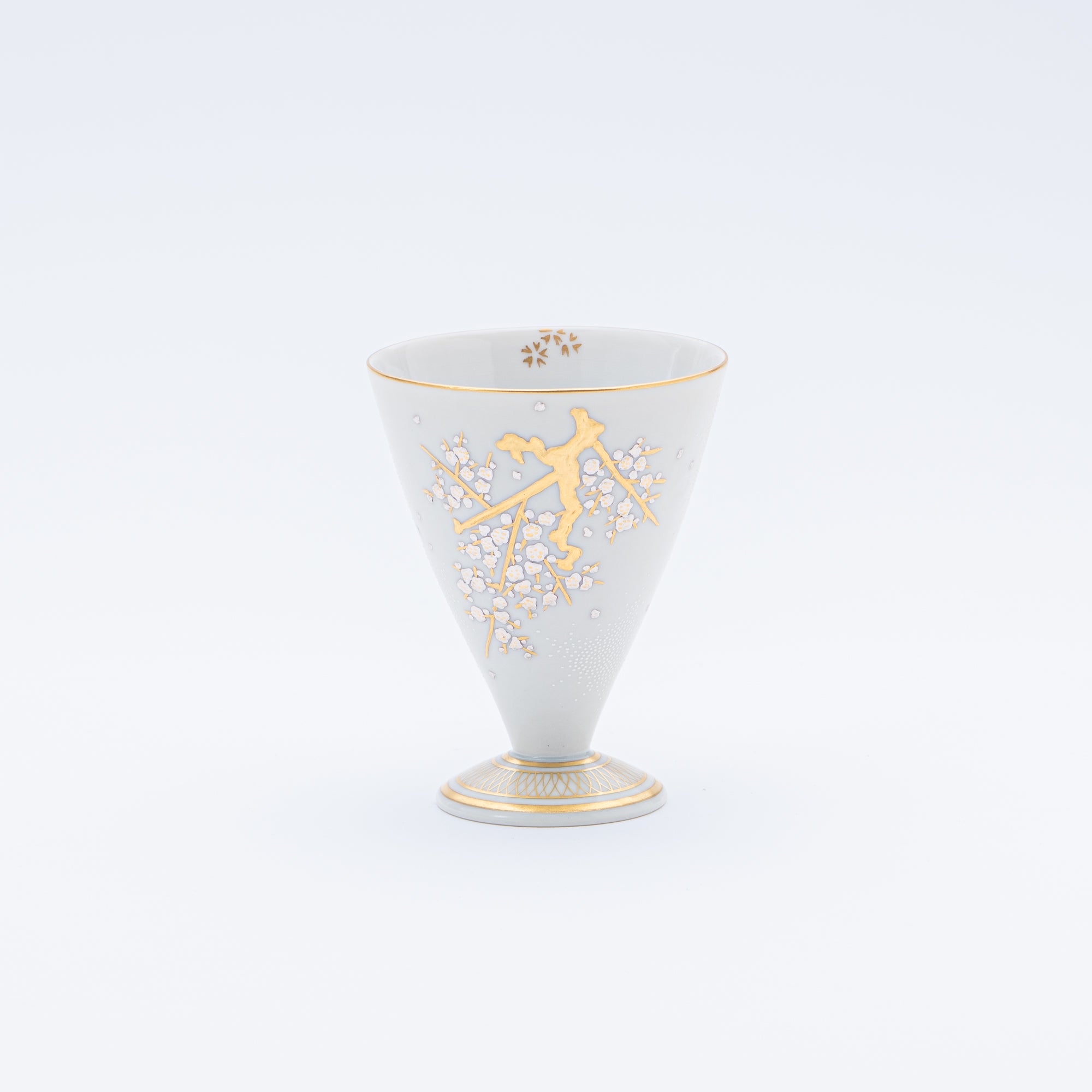 Copa de sake Morikin Shirochibu con flor de ciruelo blanca