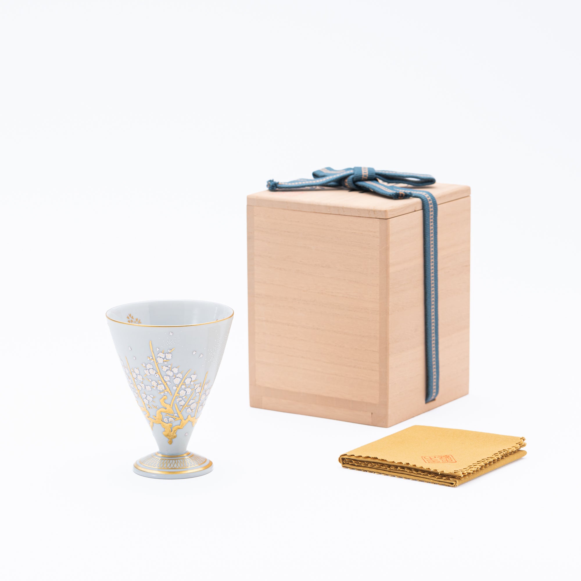 Copa de sake Morikin Shirochibu con flor de ciruelo blanca